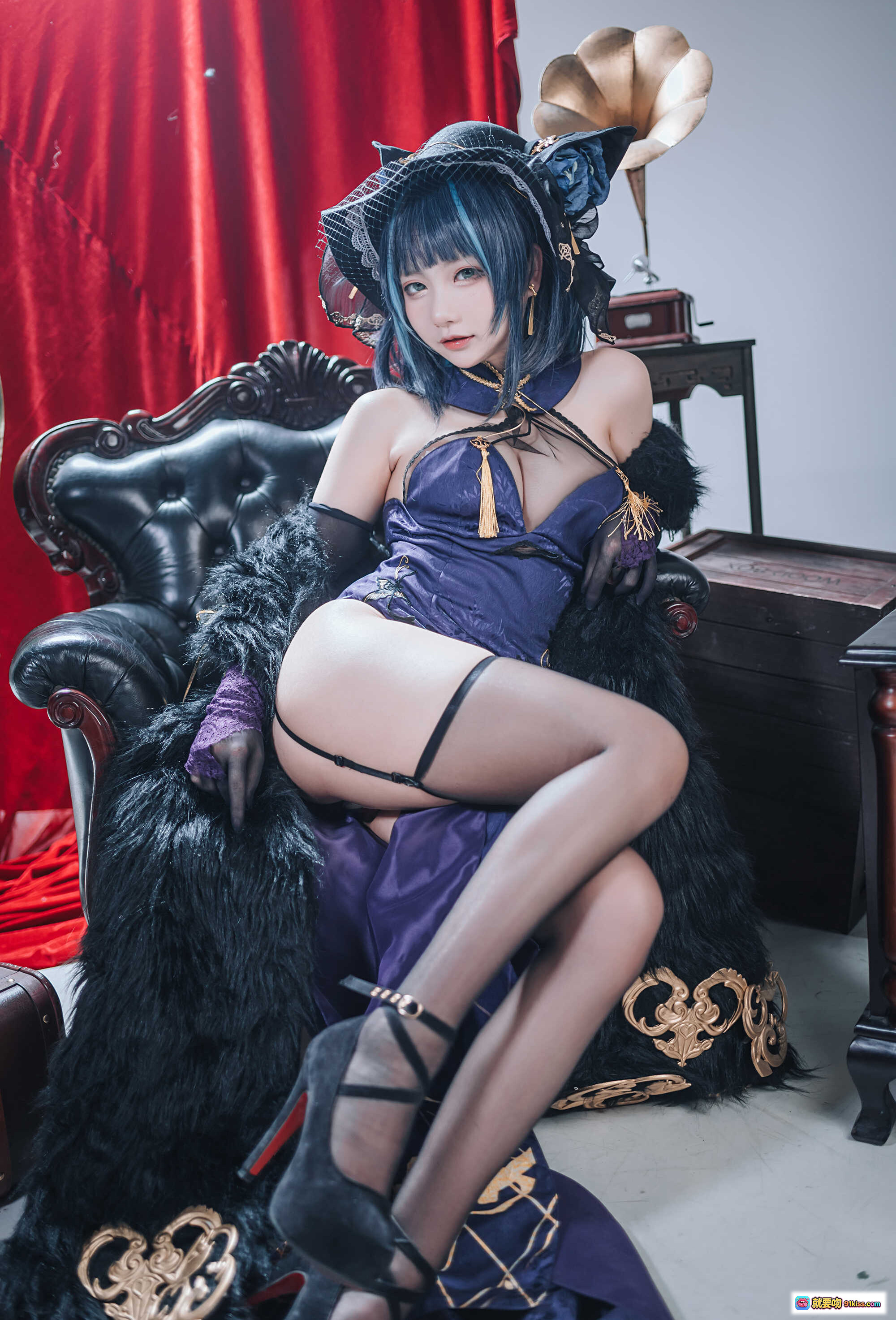 图片[6] - 柴郡猫Cosplay写真｜紫色丝绒礼服+猫耳帽+黑丝吊带+红幕背景｜MANJUU主题美图25P - 就要吻