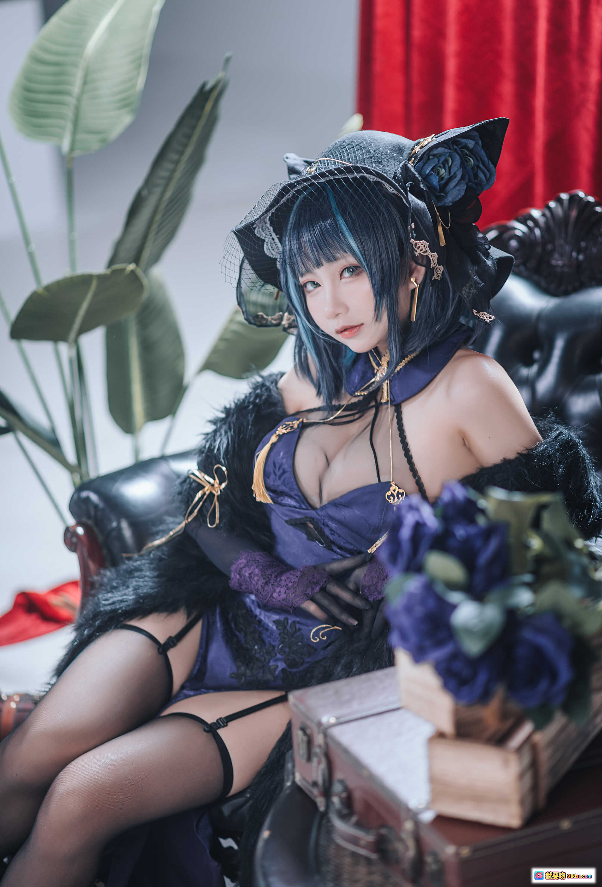 图片[5] - 柴郡猫Cosplay写真｜紫色丝绒礼服+猫耳帽+黑丝吊带+红幕背景｜MANJUU主题美图25P - 就要吻