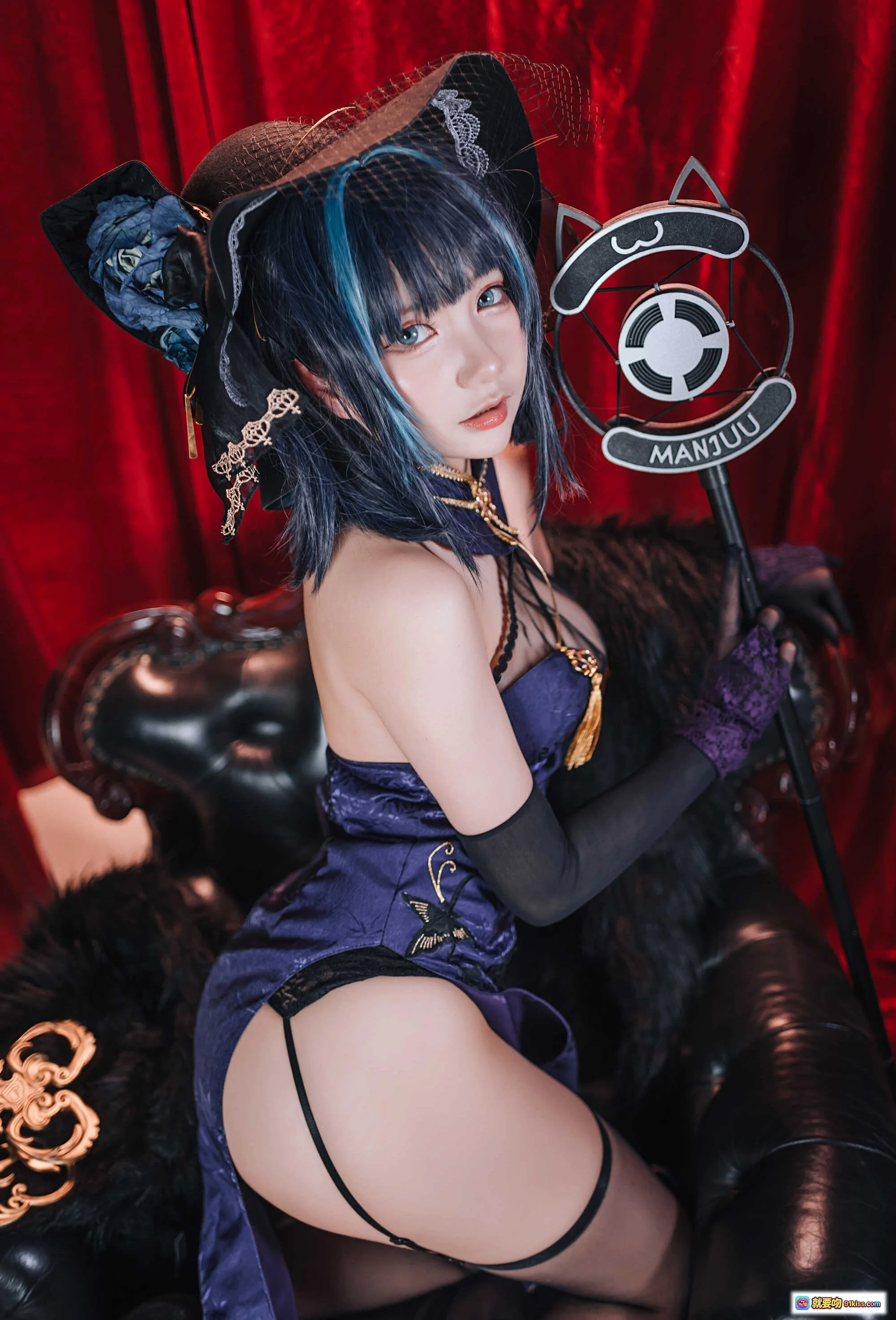 柴郡猫Cosplay写真｜紫色丝绒礼服+猫耳帽+黑丝吊带+红幕背景｜MANJUU主题美图25P - 就要吻