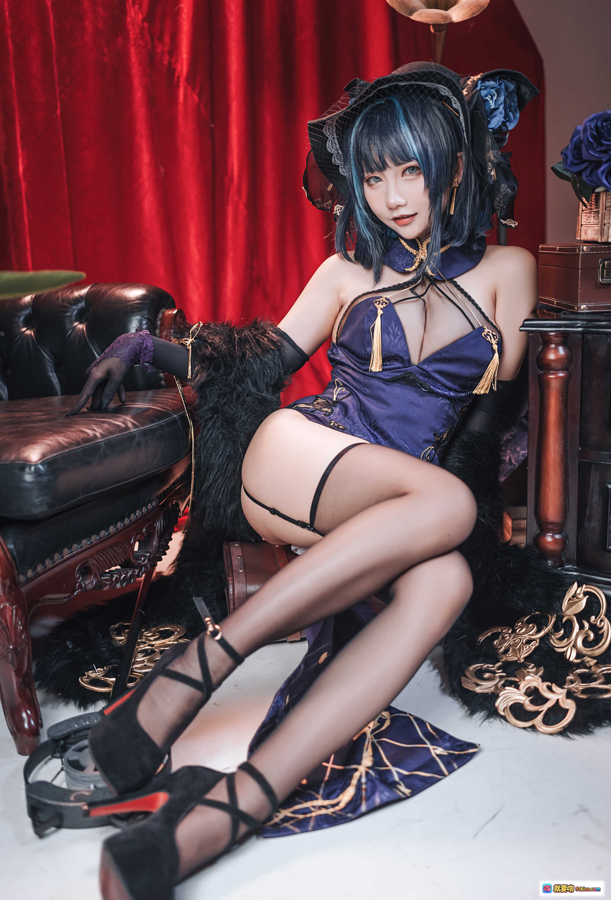 图片[10] - 柴郡猫Cosplay写真｜紫色丝绒礼服+猫耳帽+黑丝吊带+红幕背景｜MANJUU主题美图25P - 就要吻