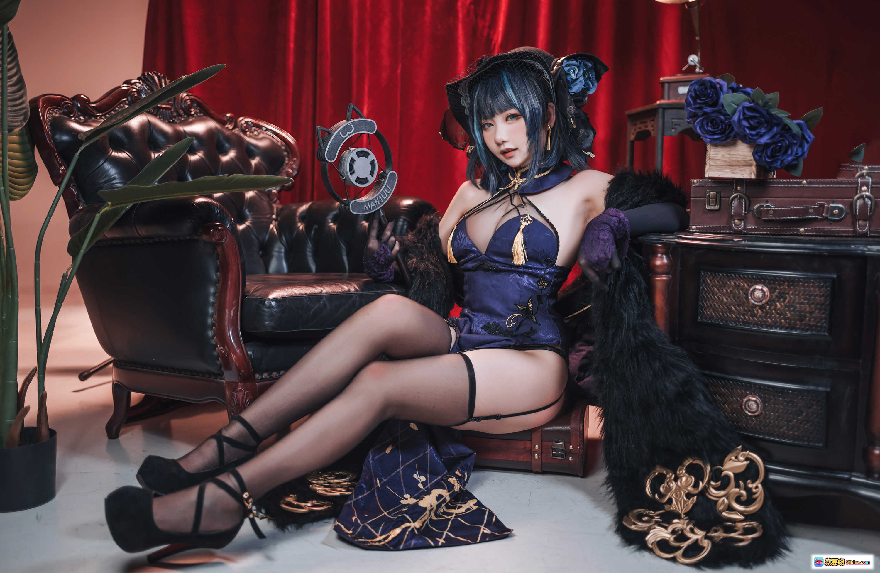 图片[4] - 柴郡猫Cosplay写真｜紫色丝绒礼服+猫耳帽+黑丝吊带+红幕背景｜MANJUU主题美图25P - 就要吻