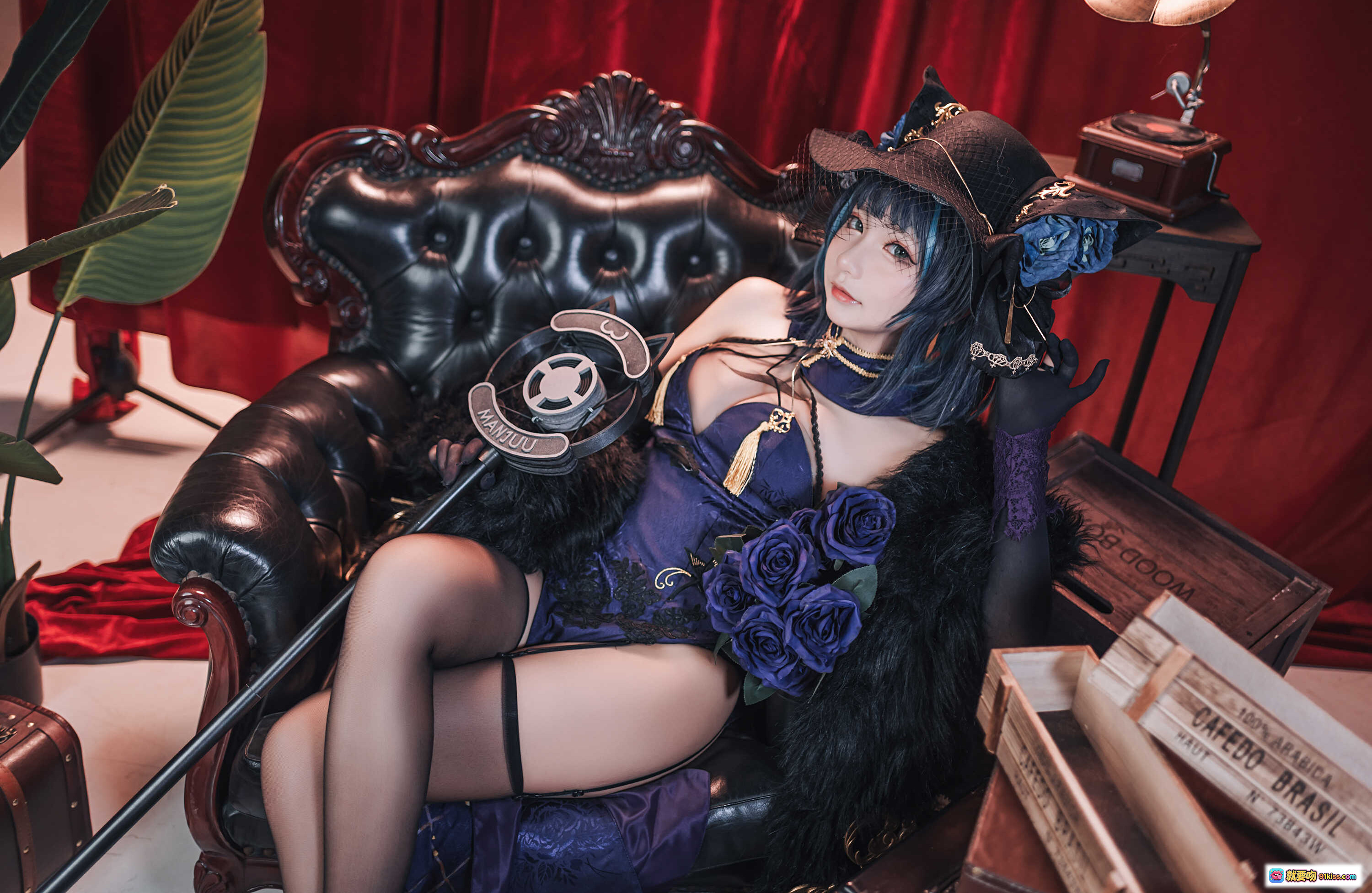 图片[8] - 柴郡猫Cosplay写真｜紫色丝绒礼服+猫耳帽+黑丝吊带+红幕背景｜MANJUU主题美图25P - 就要吻
