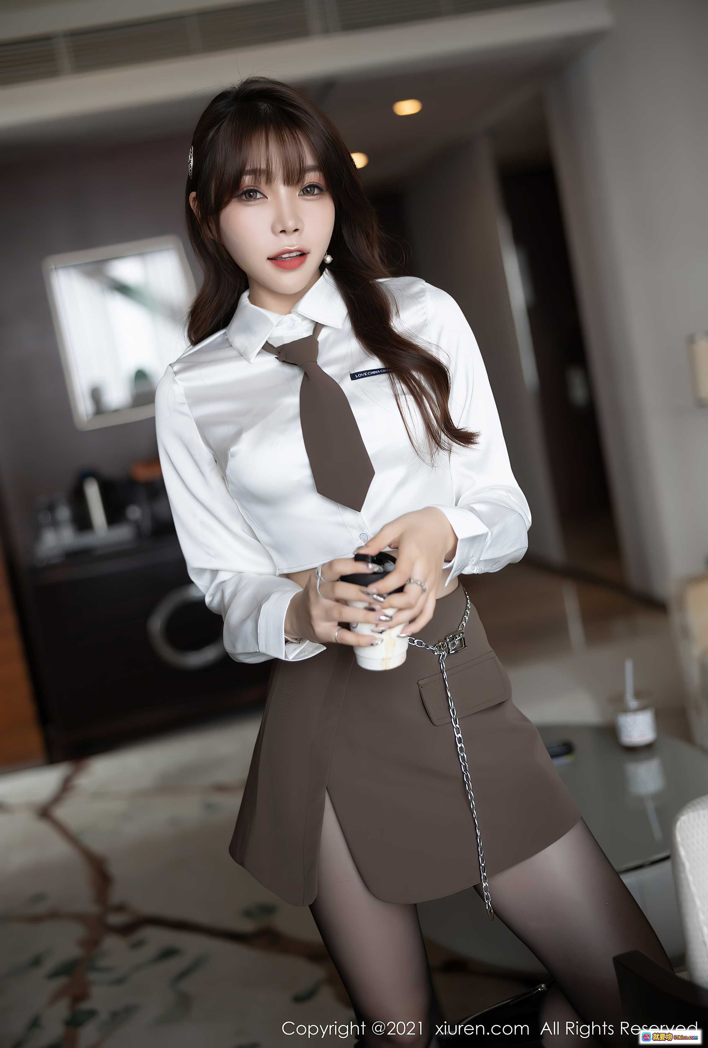 图片[9] - 芝芝Booty御姐美腿写真 | XiuRen秀人网2021.12.03 NO.4299 | 棕色制服短裙+黑丝长靴+链条腰带 | 户外阳光街拍性感造型 - 就要吻