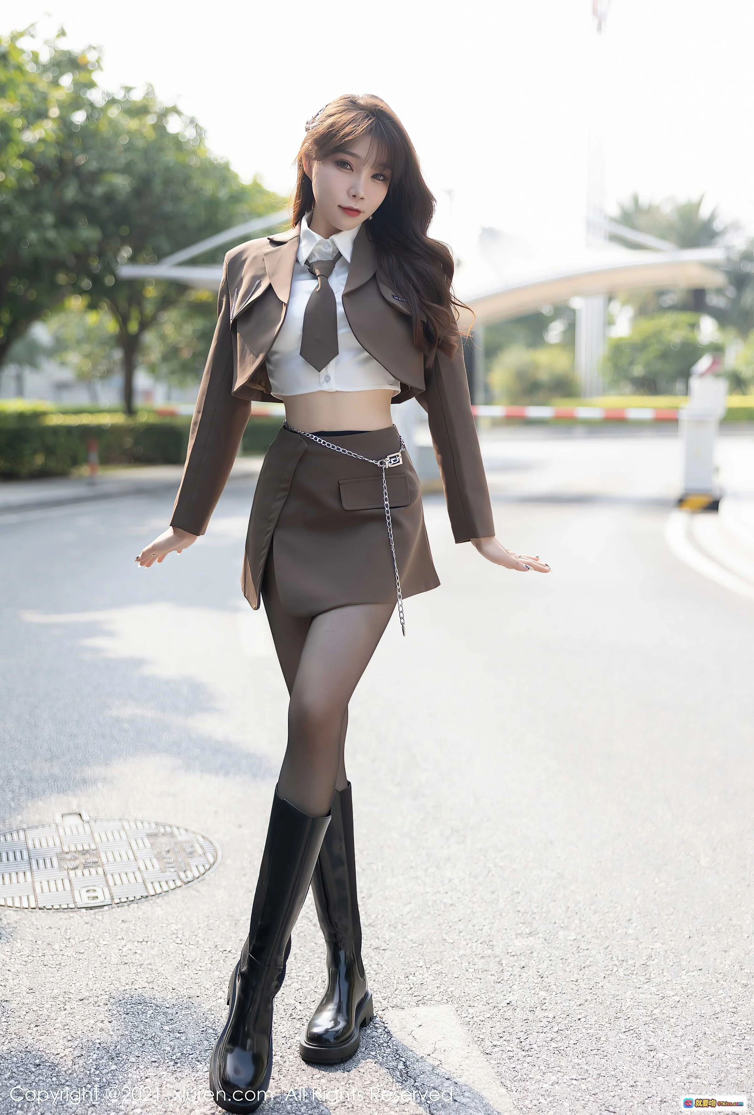 芝芝Booty御姐美腿写真 | XiuRen秀人网2021.12.03 NO.4299 | 棕色制服短裙+黑丝长靴+链条腰带 | 户外阳光街拍性感造型 - 就要吻