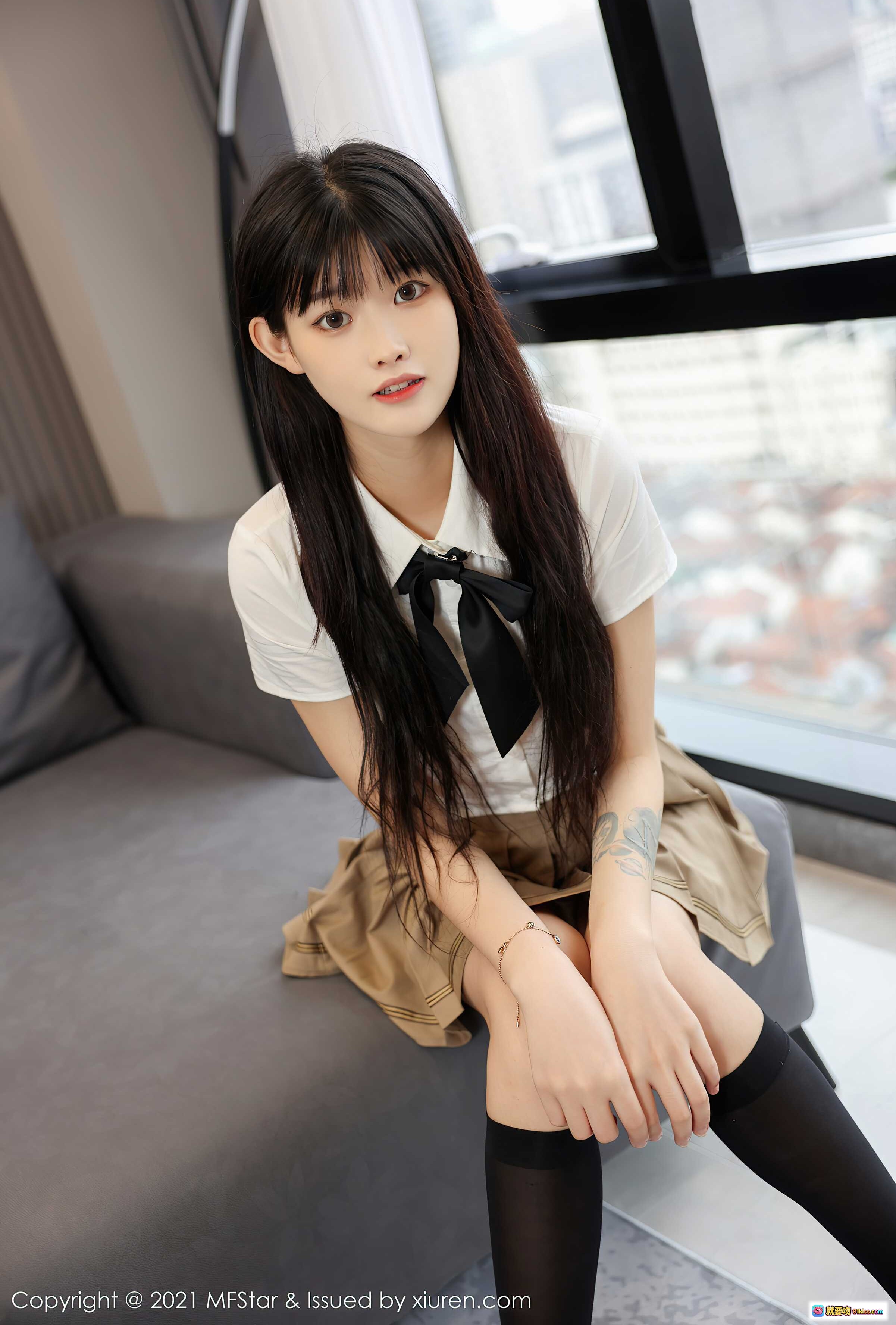 图片[3] - 清纯甜美少女77qiqi 穿校服短裙黑丝袜高跟鞋 坐沙发窗边城市景观写真 MFStar模范学院VOL.546 - 就要吻