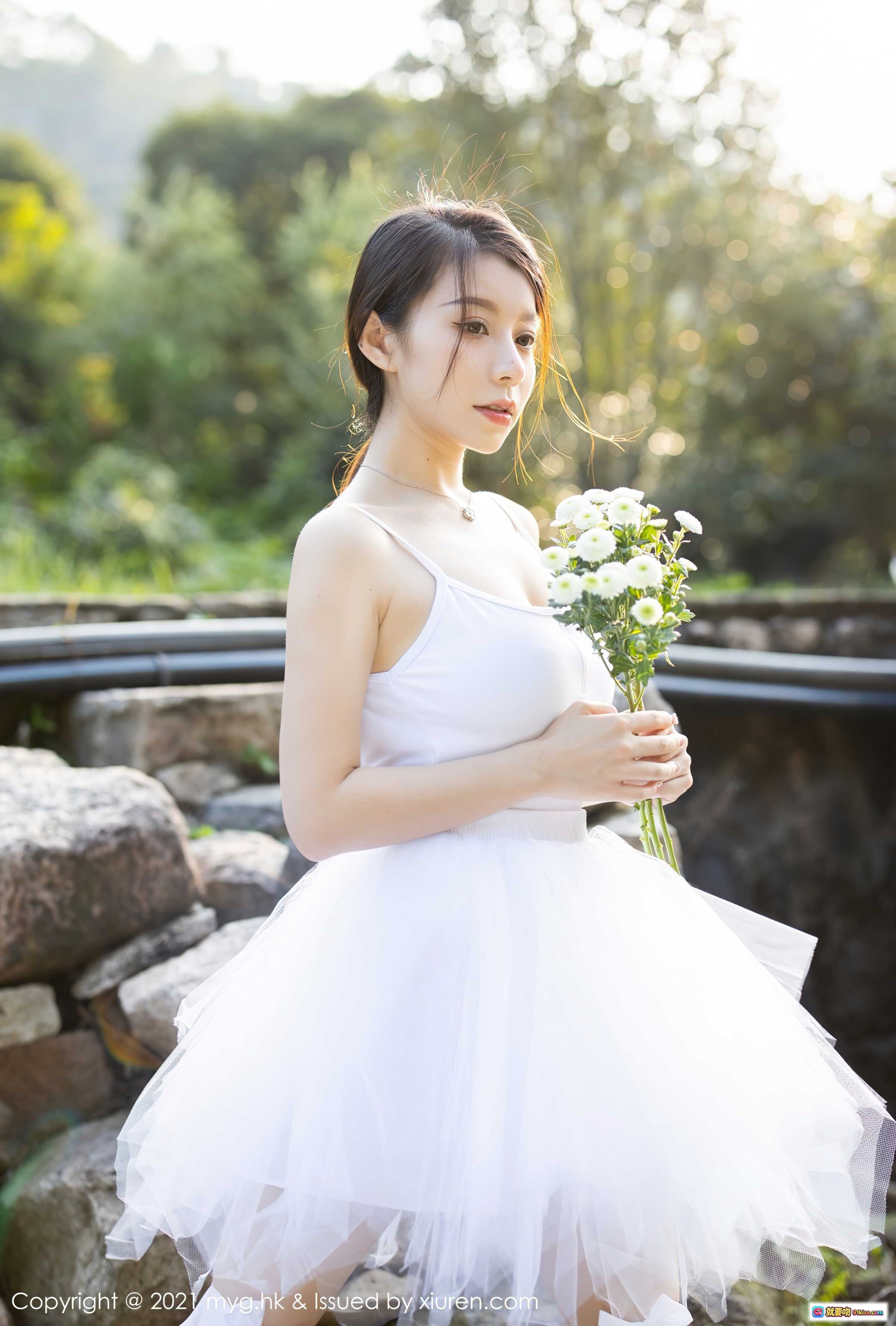 图片[1] - 白裙少女手持雏菊户外写真 | MyGirl美媛馆2021.10.11 Vol.601 vetiver嘉宝贝儿清新自然风摄影 - 就要吻