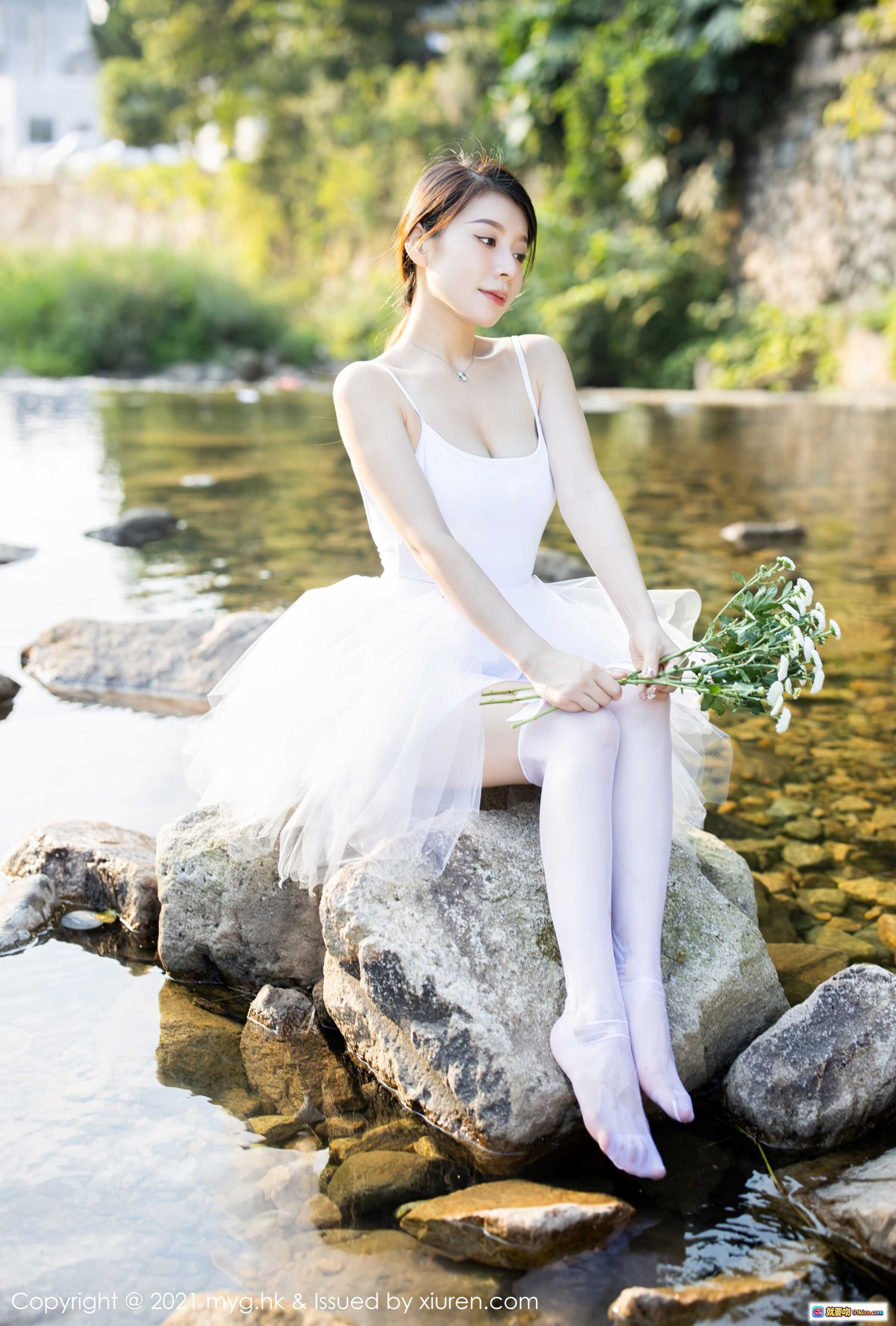 图片[7] - 白裙少女手持雏菊户外写真 | MyGirl美媛馆2021.10.11 Vol.601 vetiver嘉宝贝儿清新自然风摄影 - 就要吻