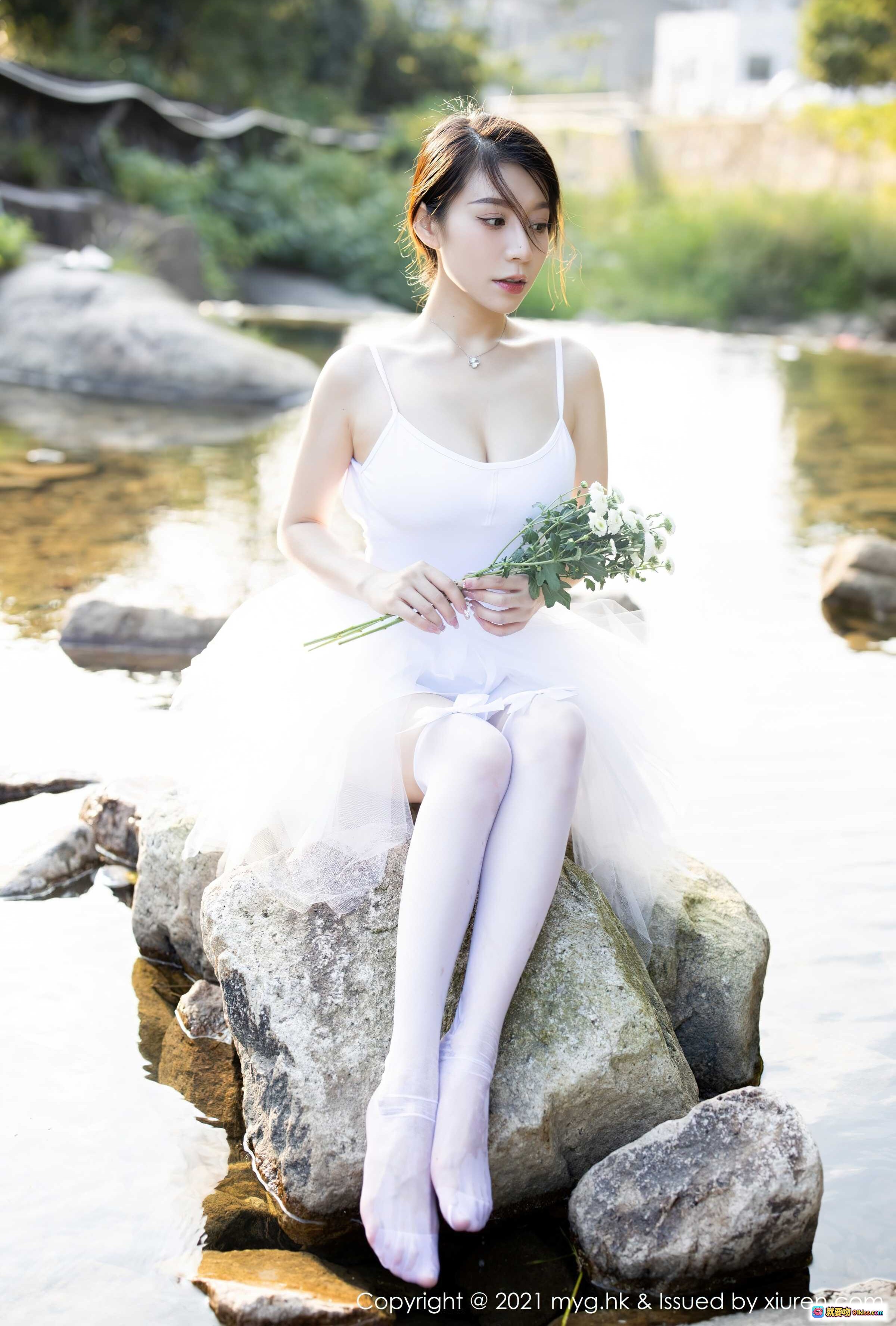 图片[5] - 白裙少女手持雏菊户外写真 | MyGirl美媛馆2021.10.11 Vol.601 vetiver嘉宝贝儿清新自然风摄影 - 就要吻