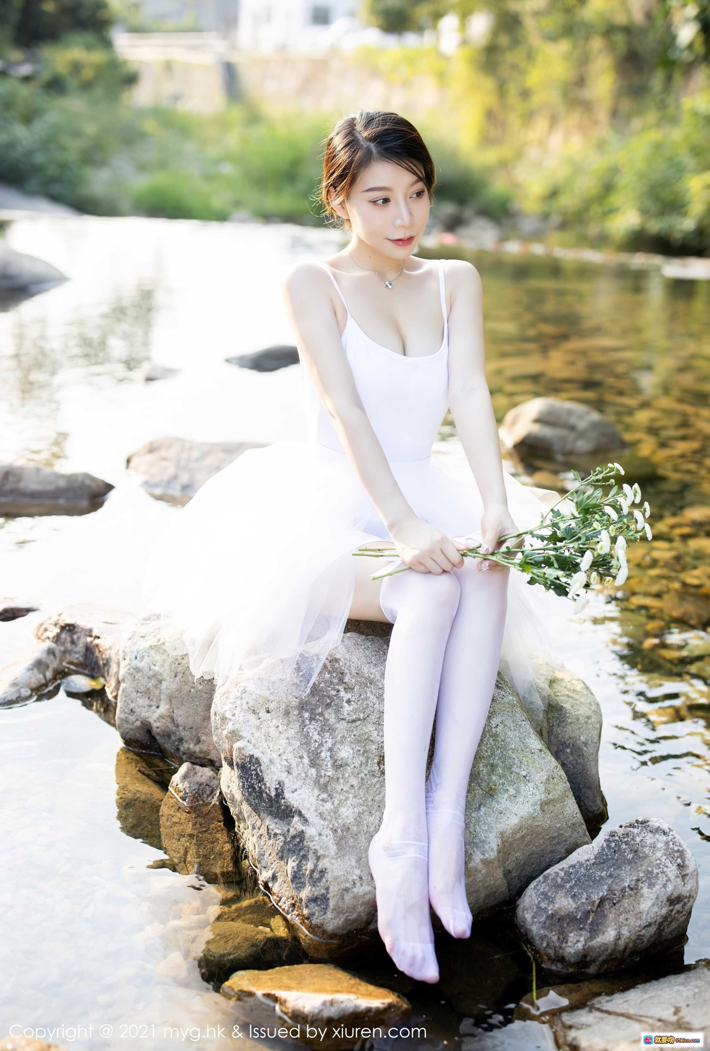 图片[6] - 白裙少女手持雏菊户外写真 | MyGirl美媛馆2021.10.11 Vol.601 vetiver嘉宝贝儿清新自然风摄影 - 就要吻