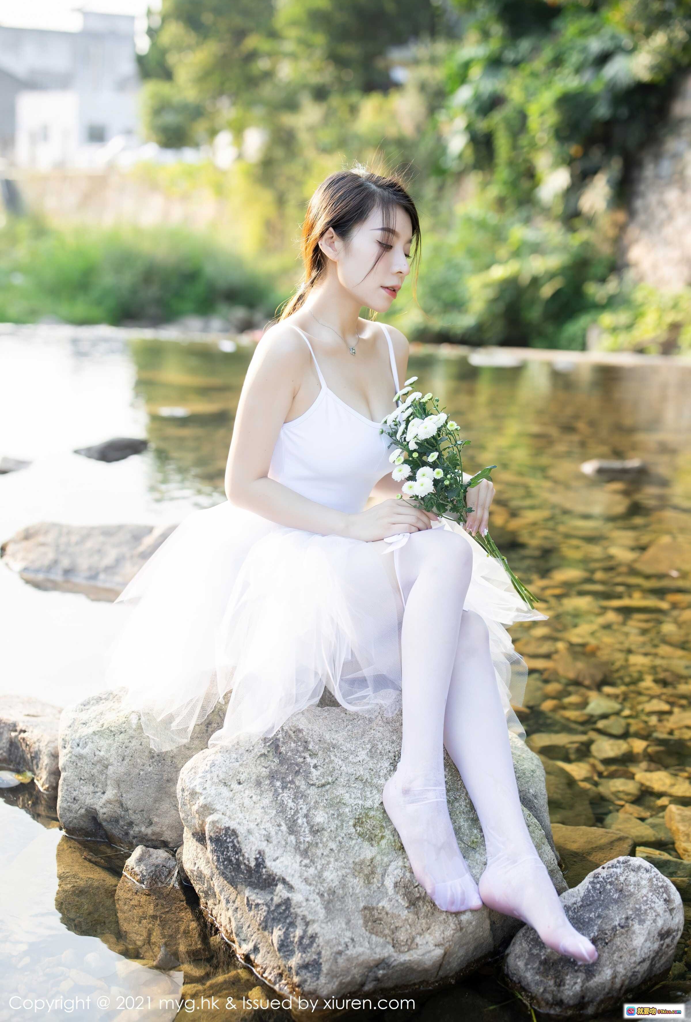 图片[9] - 白裙少女手持雏菊户外写真 | MyGirl美媛馆2021.10.11 Vol.601 vetiver嘉宝贝儿清新自然风摄影 - 就要吻