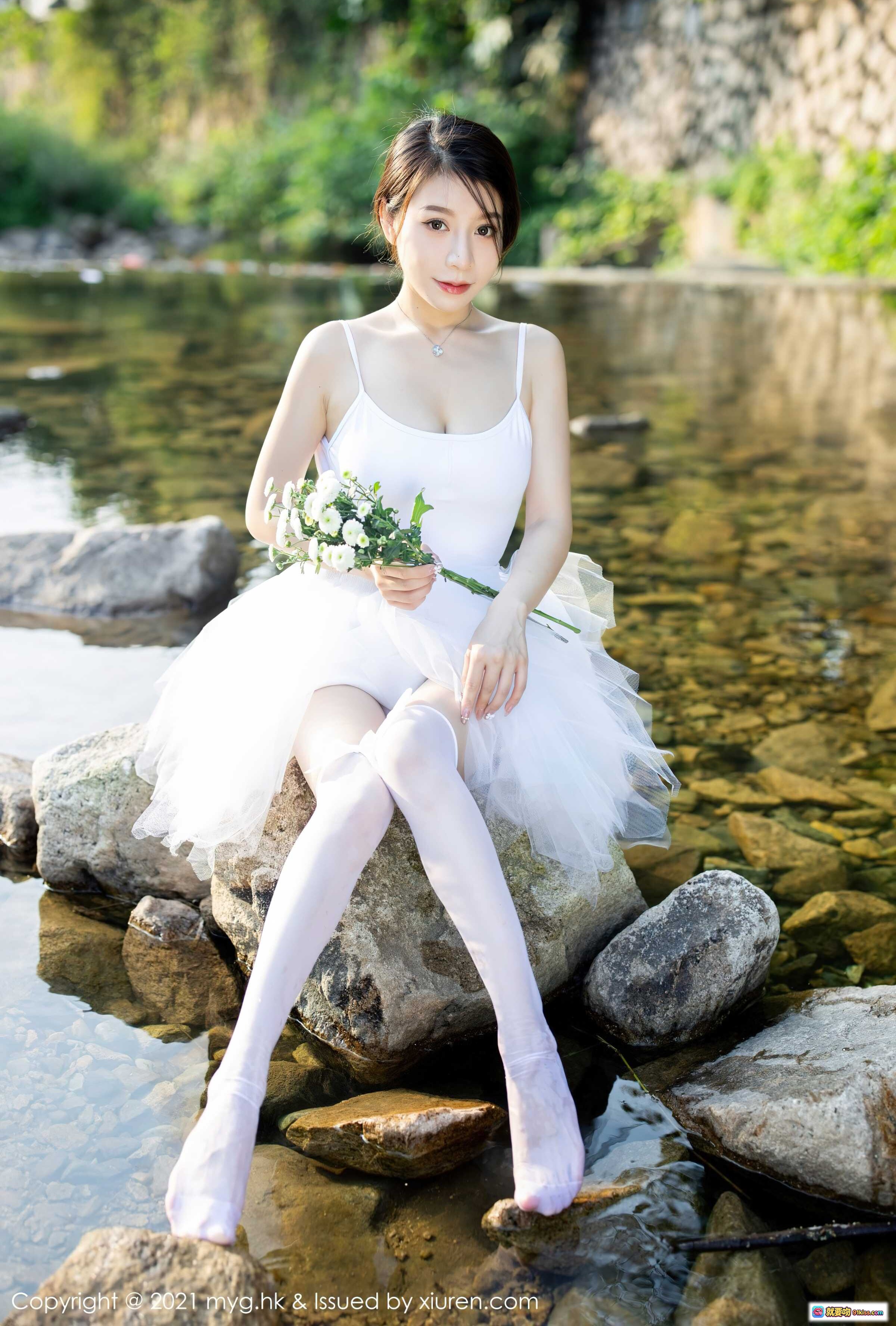 图片[10] - 白裙少女手持雏菊户外写真 | MyGirl美媛馆2021.10.11 Vol.601 vetiver嘉宝贝儿清新自然风摄影 - 就要吻