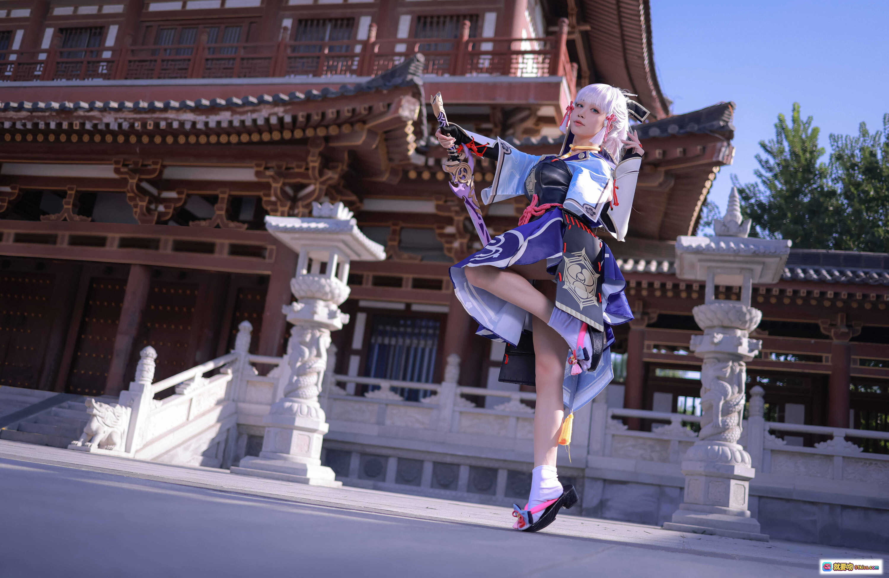 图片[1] - 水淼aqua神里绫华cosplay高清写真｜古风建筑背景｜精致和风服饰｜动态跳跃姿势｜68P图集 - 就要吻