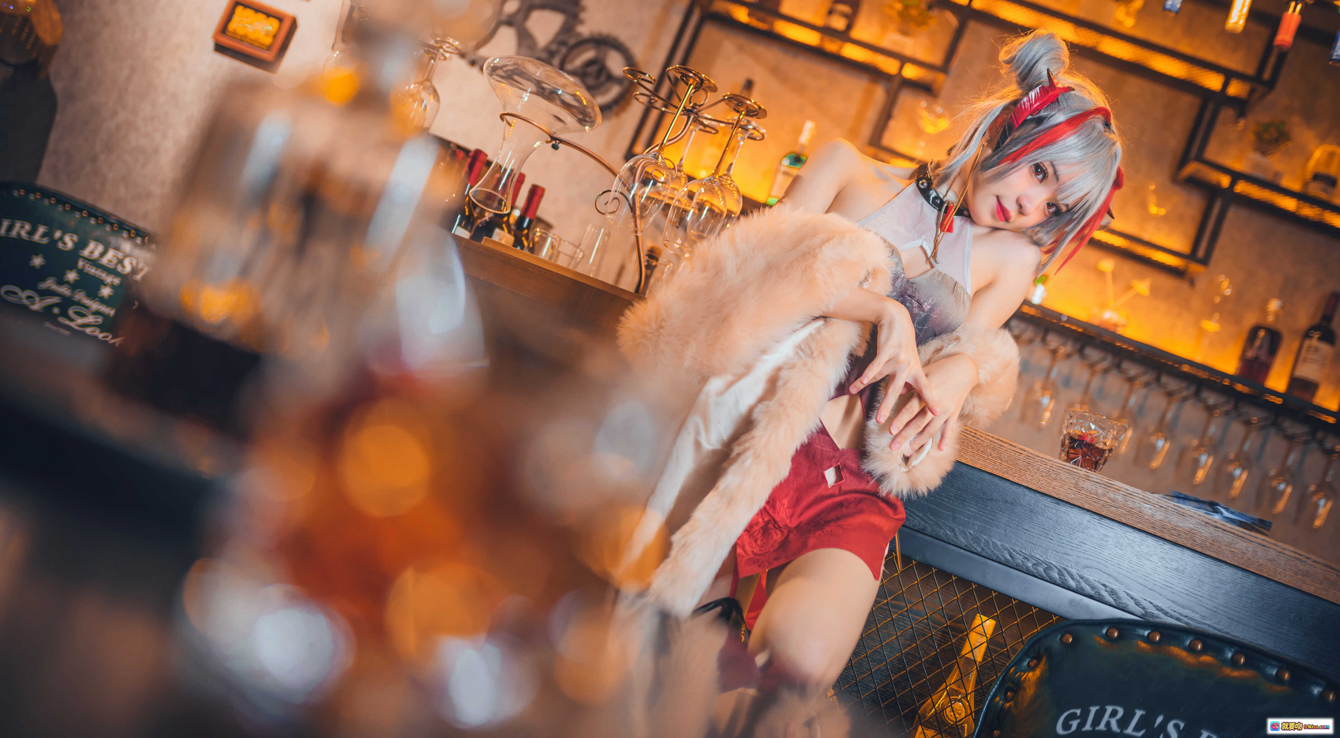 图片[2] - 花柒Hana NO.011 明日方舟守夜冠军Cosplay酒吧场景写真 9P高清美图 二次元角色扮演 精致妆造 氛围感灯光 酒瓶道具 毛绒装饰 时尚性感造型 - 就要吻