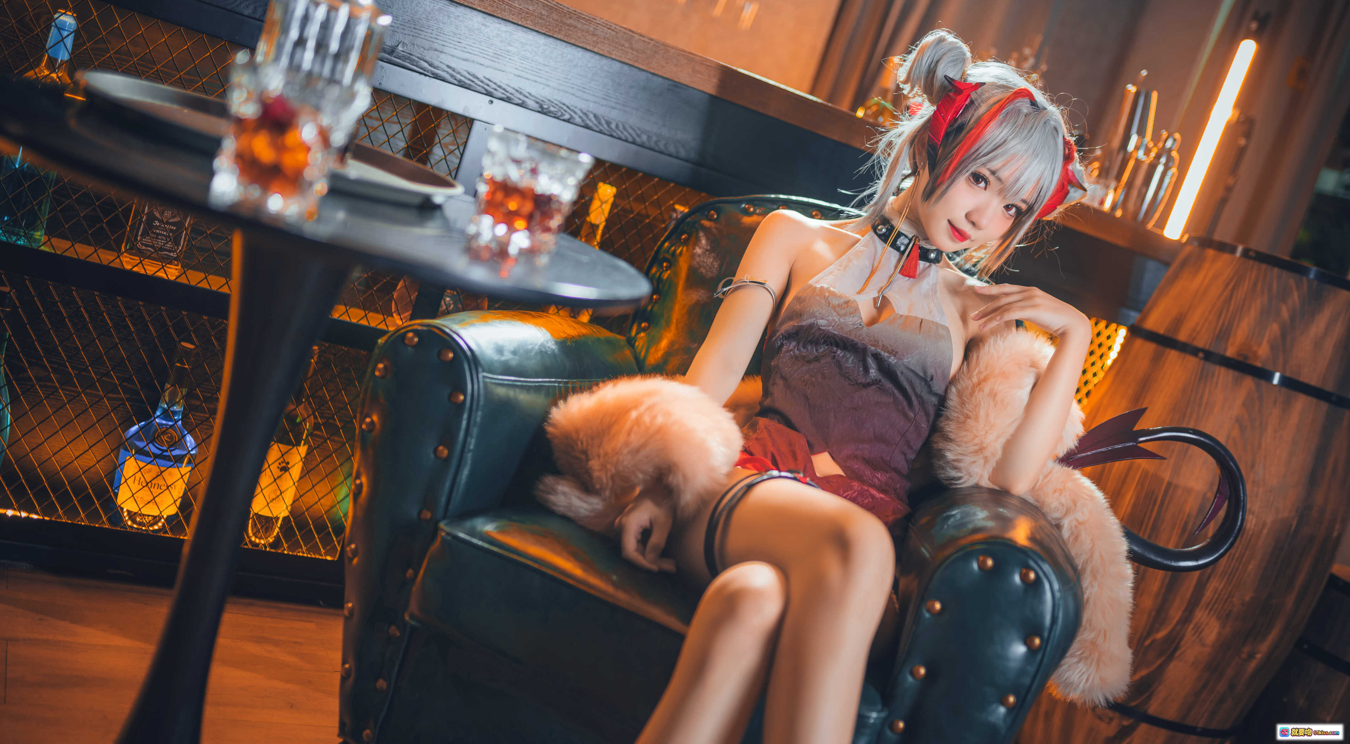 图片[5] - 花柒Hana NO.011 明日方舟守夜冠军Cosplay酒吧场景写真 9P高清美图 二次元角色扮演 精致妆造 氛围感灯光 酒瓶道具 毛绒装饰 时尚性感造型 - 就要吻