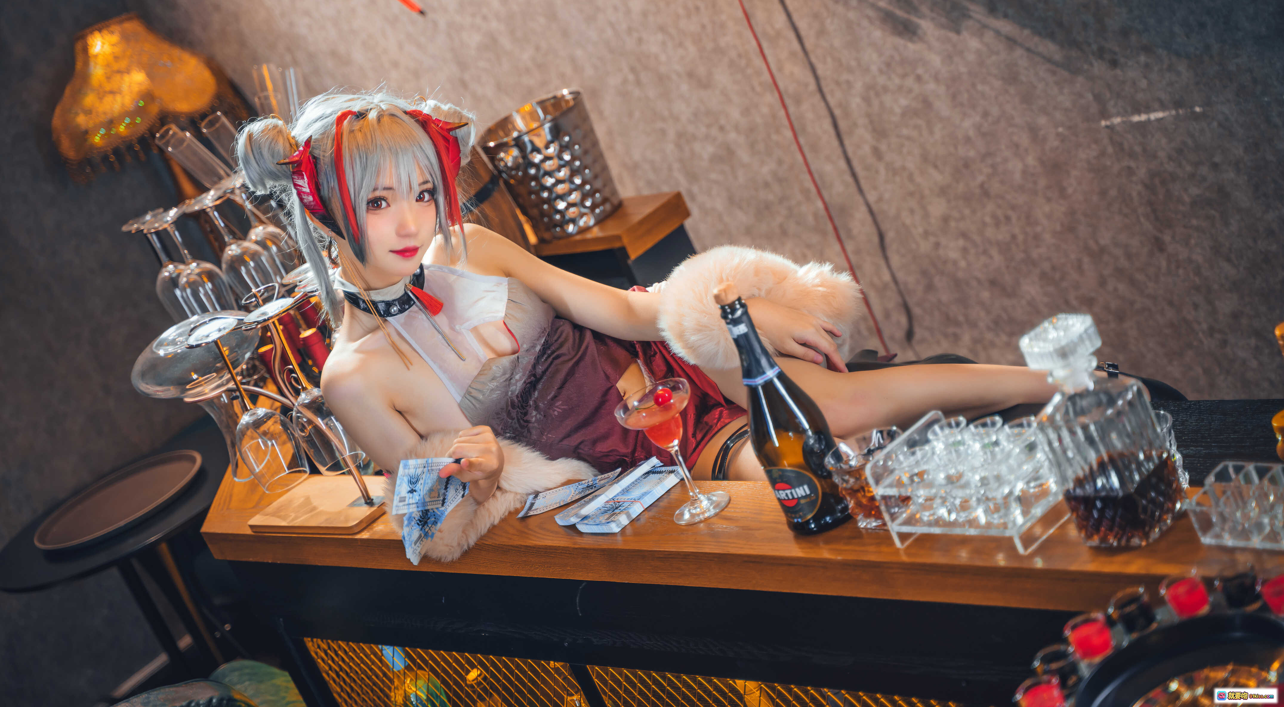 图片[3] - 花柒Hana NO.011 明日方舟守夜冠军Cosplay酒吧场景写真 9P高清美图 二次元角色扮演 精致妆造 氛围感灯光 酒瓶道具 毛绒装饰 时尚性感造型 - 就要吻