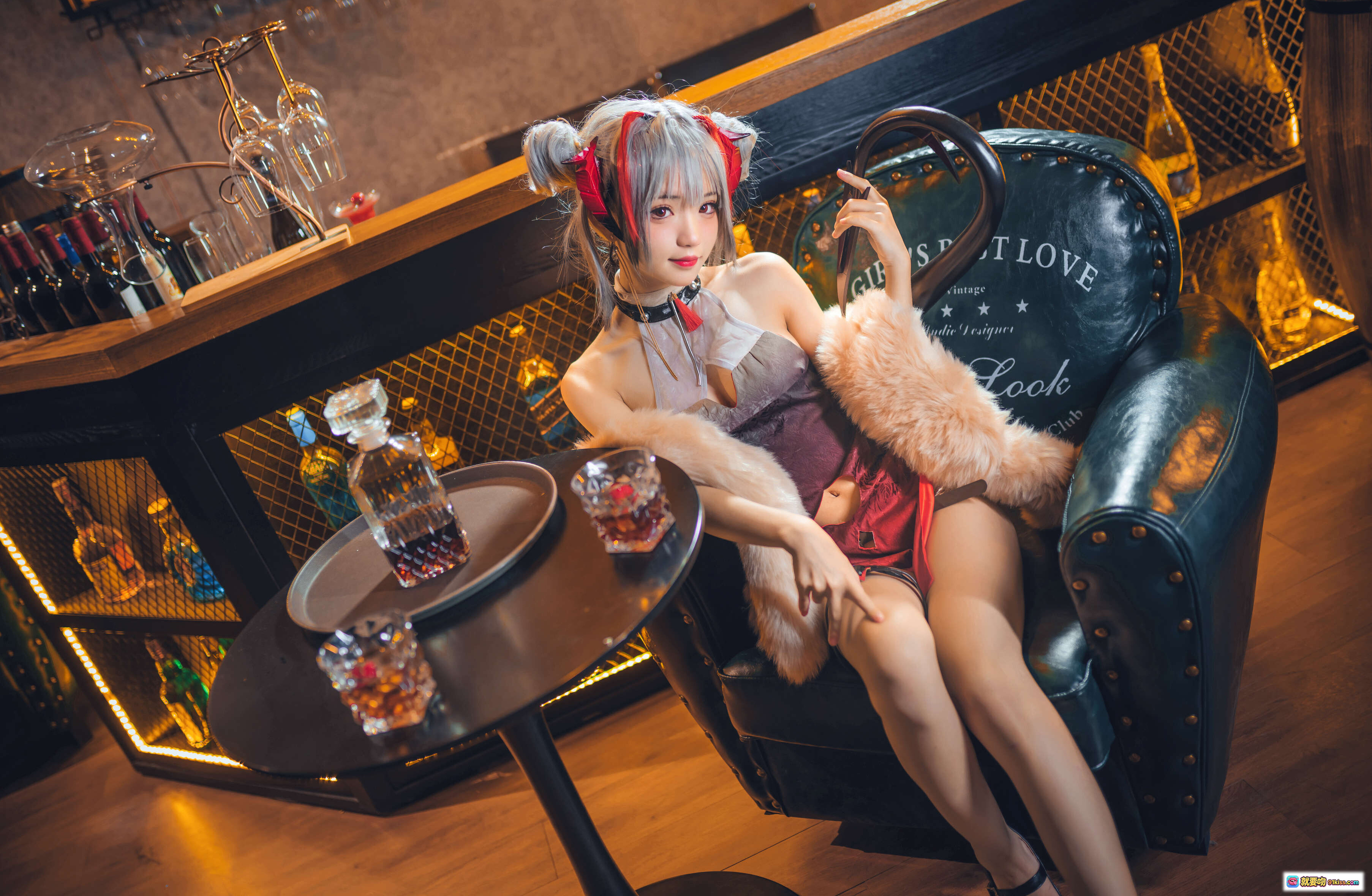 图片[9] - 花柒Hana NO.011 明日方舟守夜冠军Cosplay酒吧场景写真 9P高清美图 二次元角色扮演 精致妆造 氛围感灯光 酒瓶道具 毛绒装饰 时尚性感造型 - 就要吻