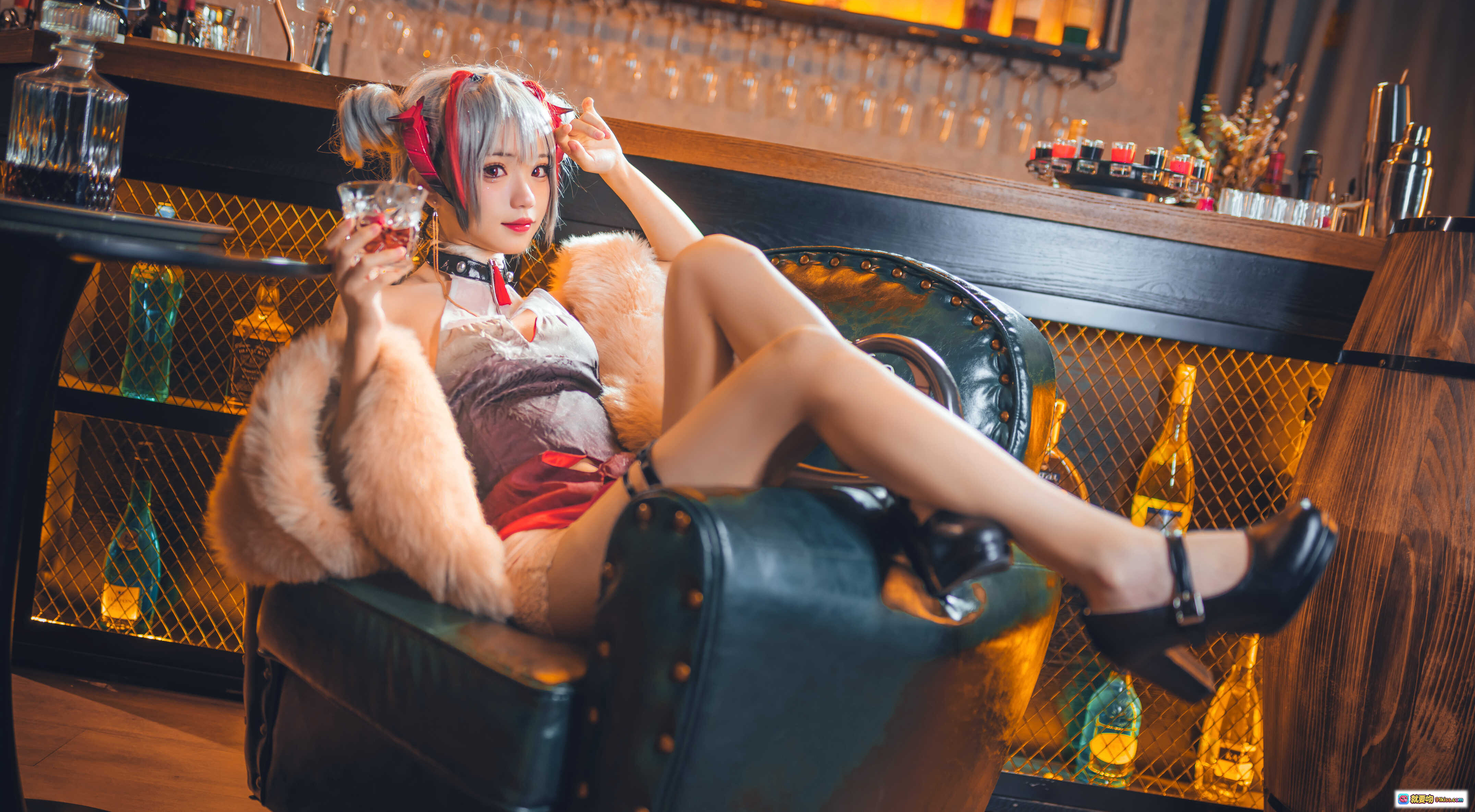 图片[6] - 花柒Hana NO.011 明日方舟守夜冠军Cosplay酒吧场景写真 9P高清美图 二次元角色扮演 精致妆造 氛围感灯光 酒瓶道具 毛绒装饰 时尚性感造型 - 就要吻