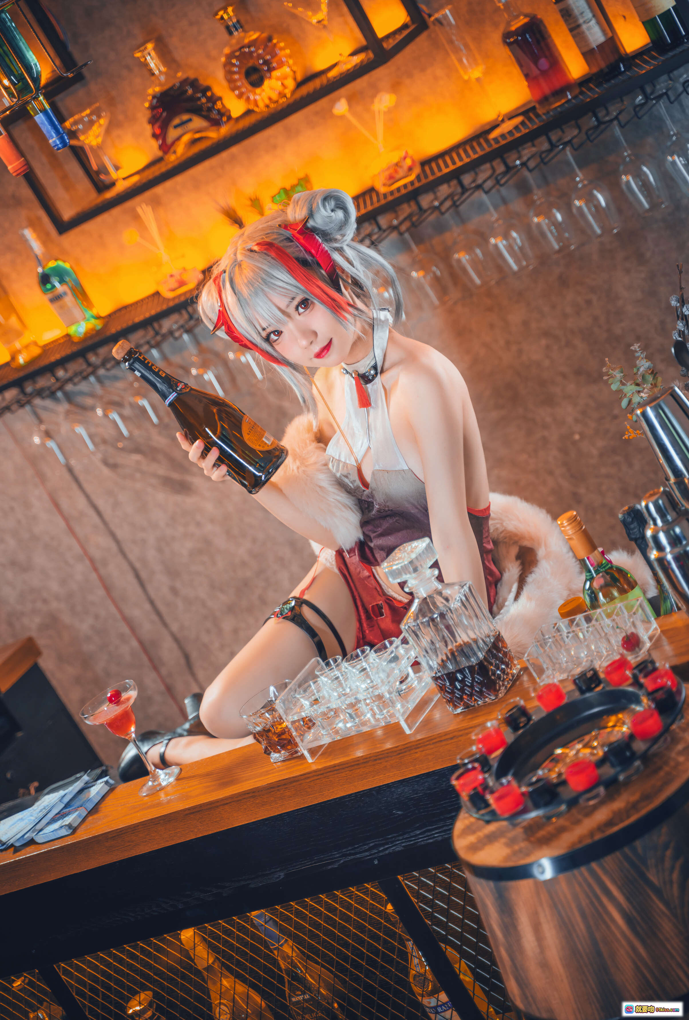 图片[4] - 花柒Hana NO.011 明日方舟守夜冠军Cosplay酒吧场景写真 9P高清美图 二次元角色扮演 精致妆造 氛围感灯光 酒瓶道具 毛绒装饰 时尚性感造型 - 就要吻