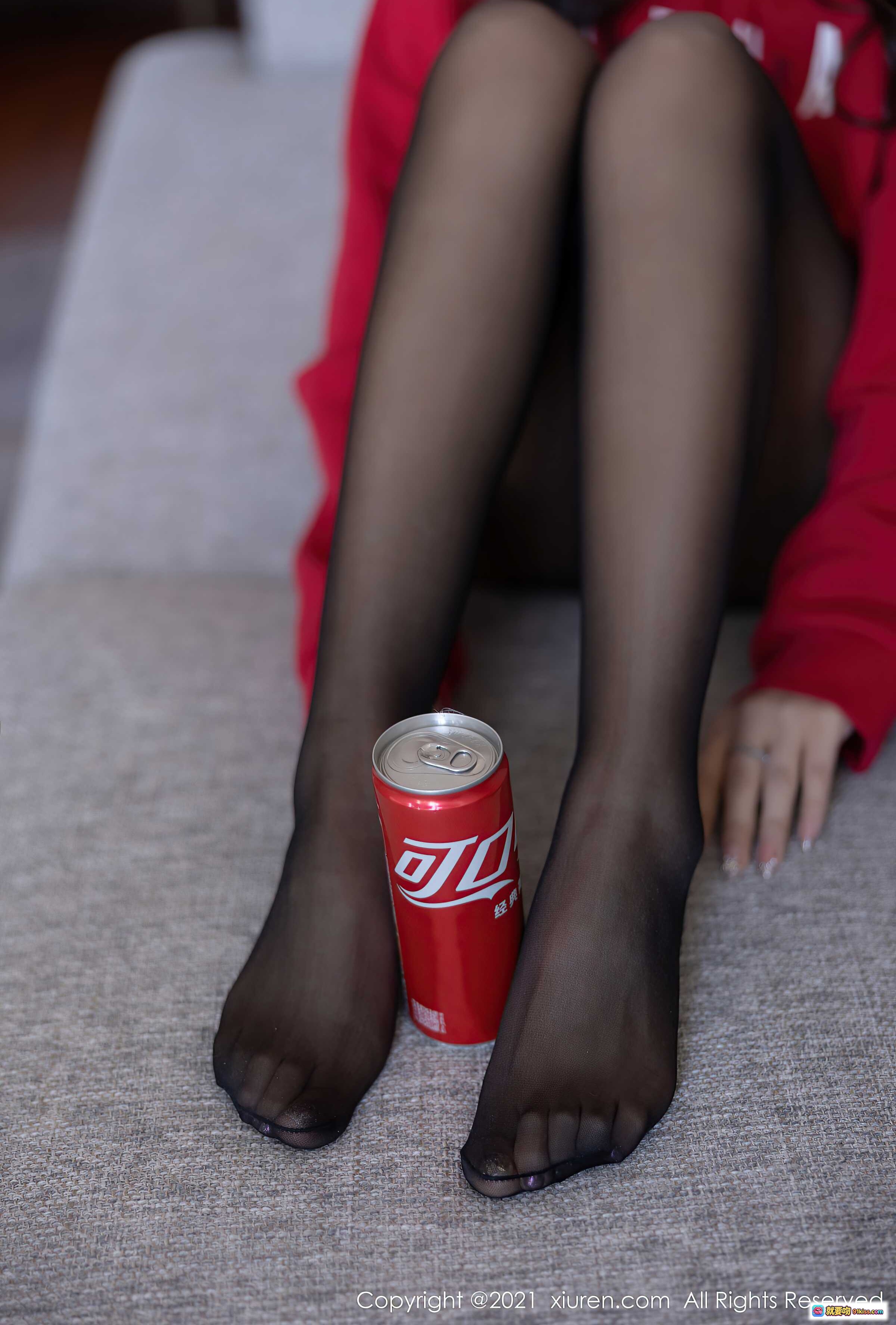 图片[6] - 王馨瑶yanni御姐黑丝美腿写真 | 红色连帽卫衣搭配黑色丝袜居家风 | XiuRen秀人网2021.12.17 NO.4356 - 就要吻