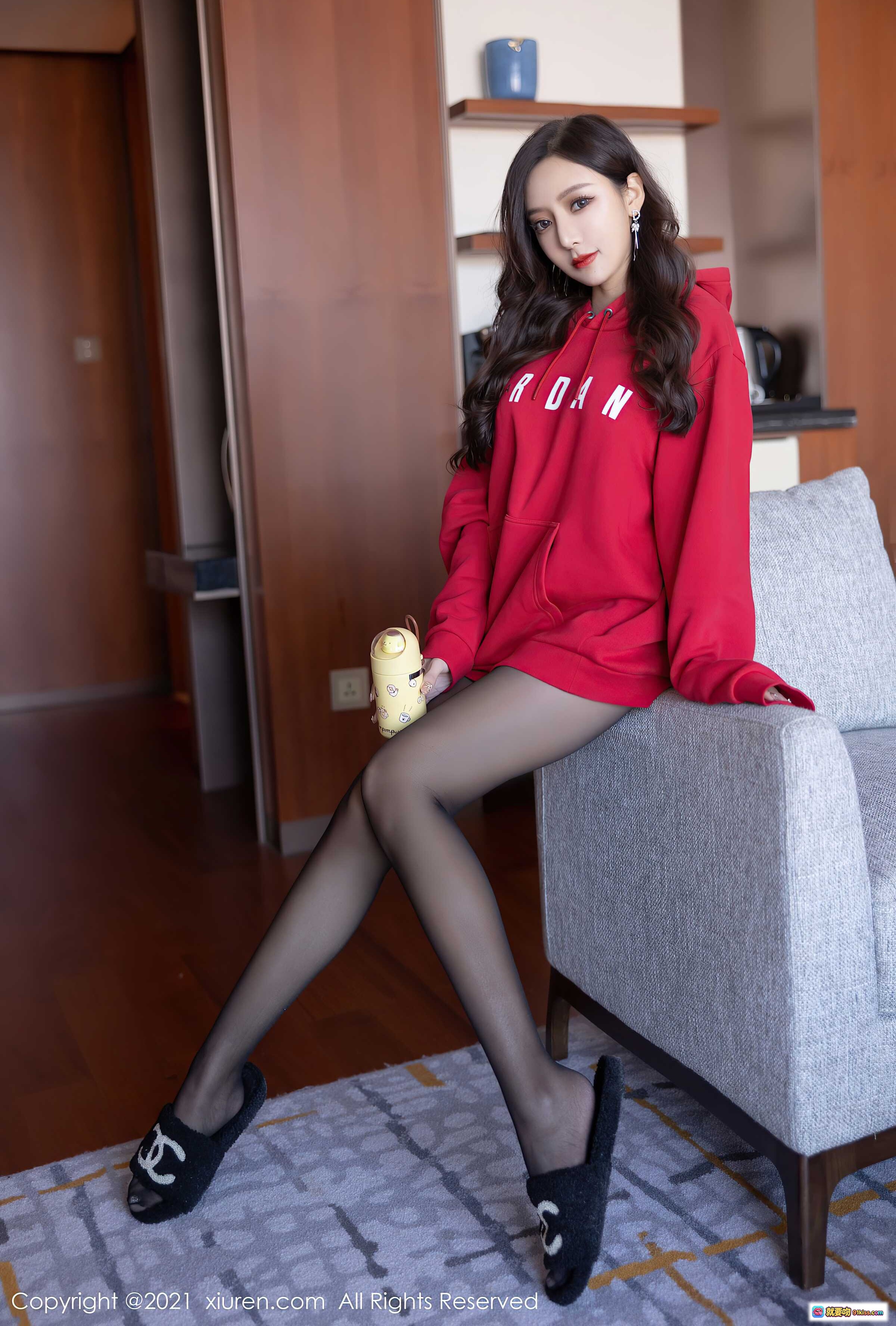 图片[1] - 王馨瑶yanni御姐黑丝美腿写真 | 红色连帽卫衣搭配黑色丝袜居家风 | XiuRen秀人网2021.12.17 NO.4356 - 就要吻