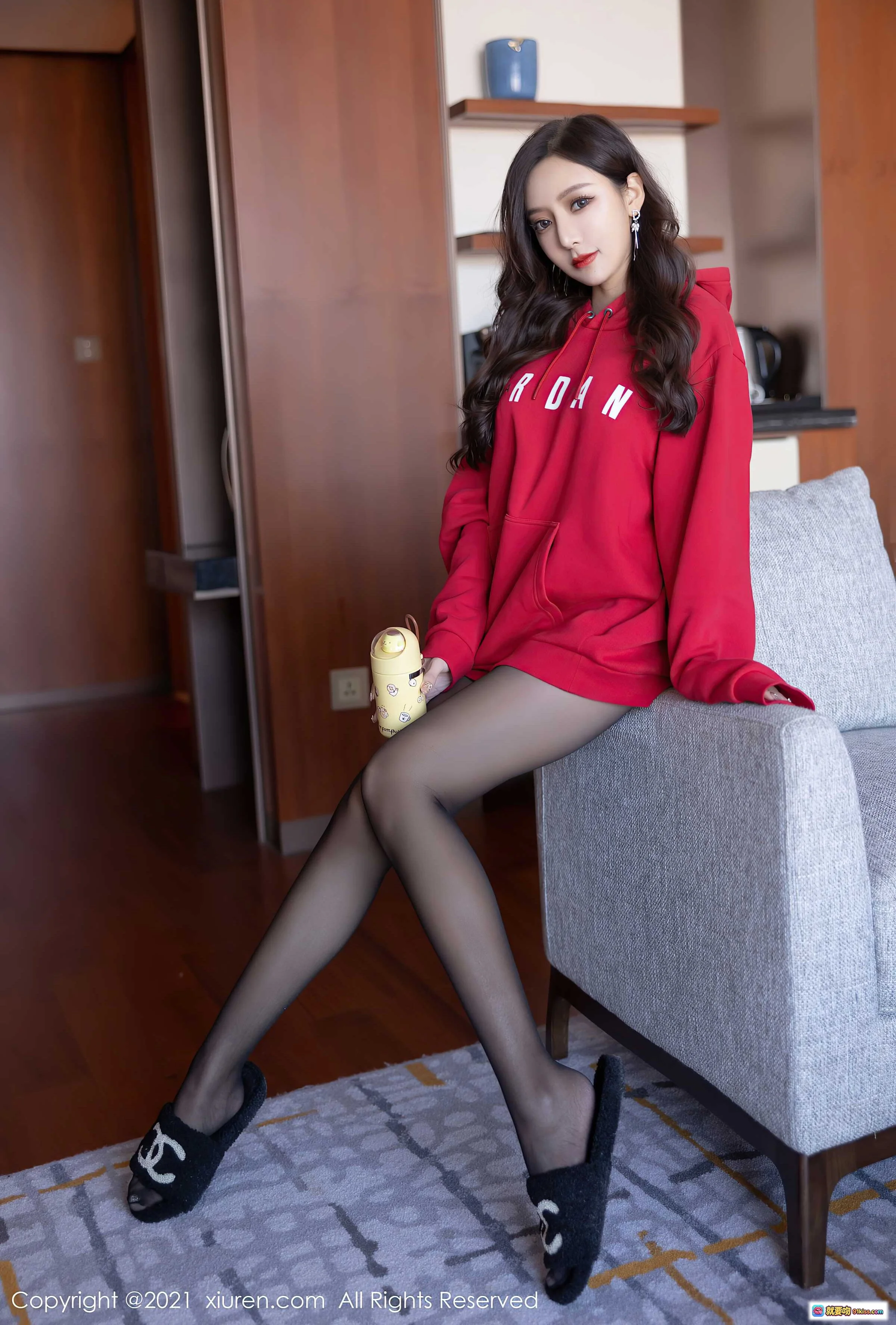 王馨瑶yanni御姐黑丝美腿写真 | 红色连帽卫衣搭配黑色丝袜居家风 | XiuRen秀人网2021.12.17 NO.4356 - 就要吻