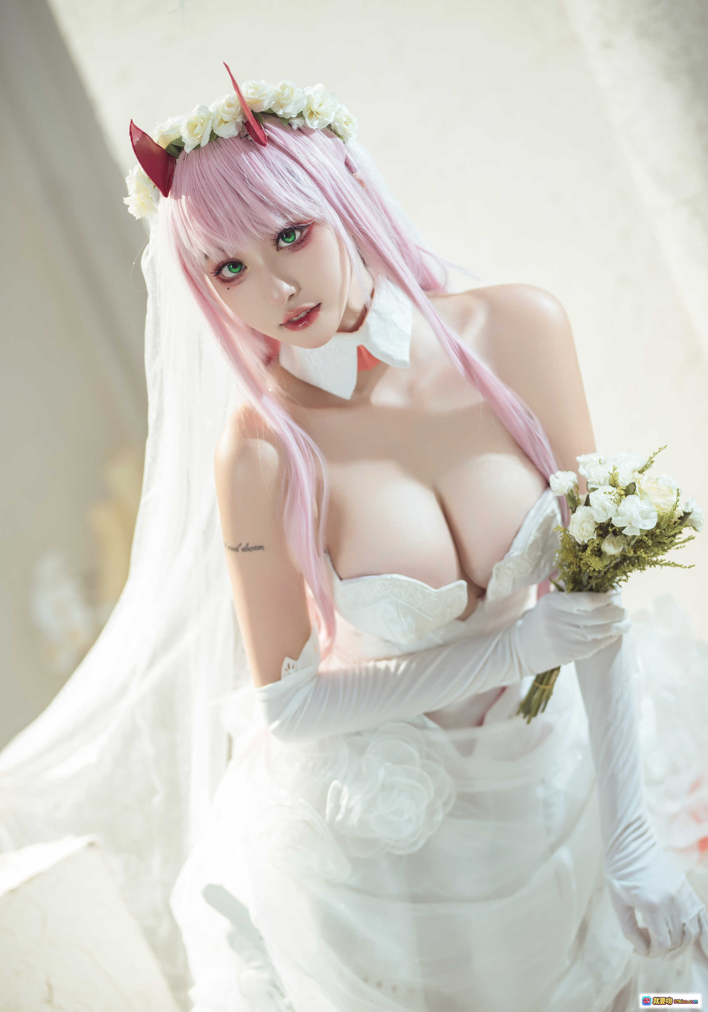图片[5] - 沧霁桔梗 NO.009 Darling in the Franxx 白色婚纱cosplay 粉发恶魔角 花环装饰 户外草坪写真 精致妆容 长手套蕾丝裙摆 - 就要吻
