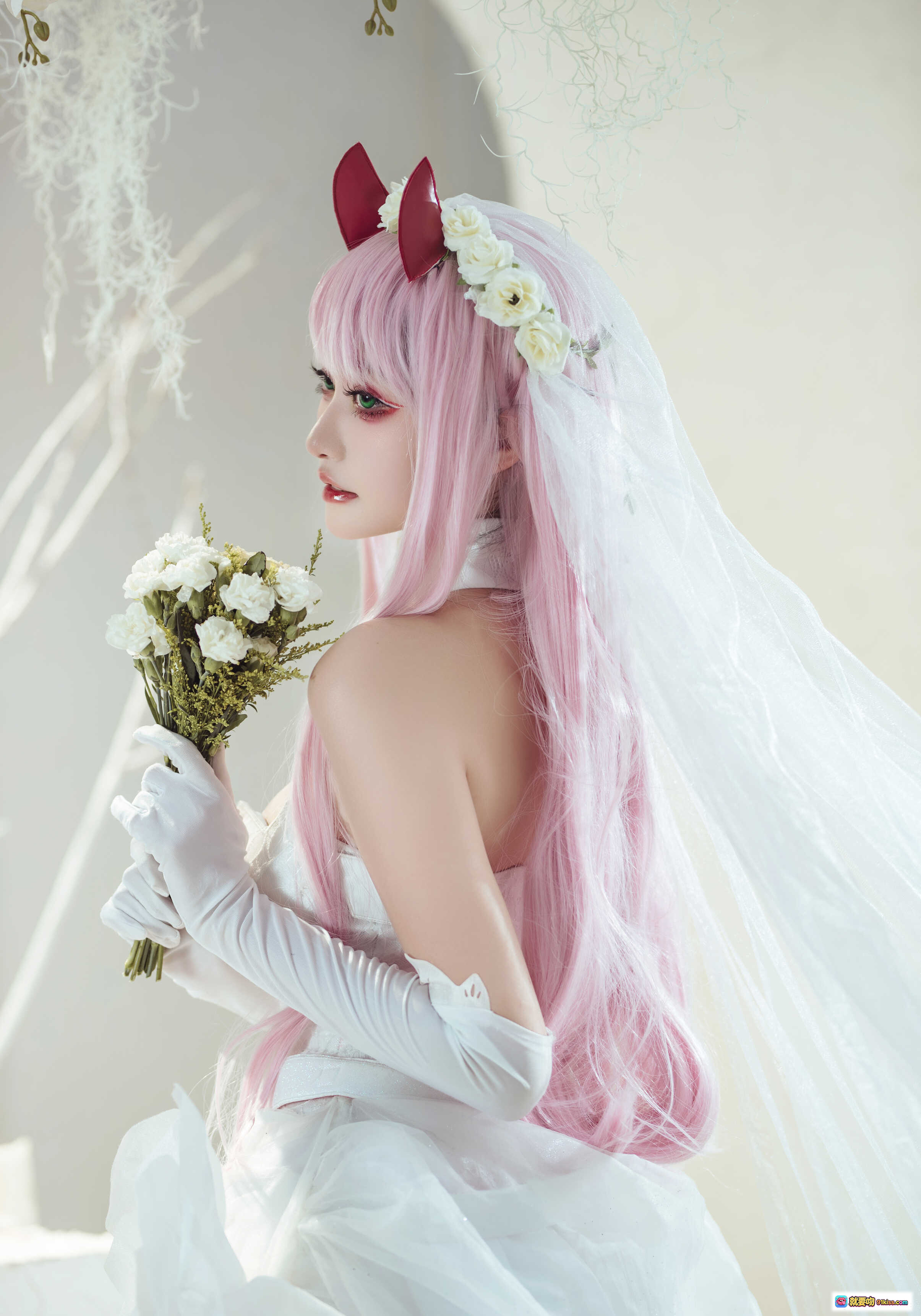 图片[9] - 沧霁桔梗 NO.009 Darling in the Franxx 白色婚纱cosplay 粉发恶魔角 花环装饰 户外草坪写真 精致妆容 长手套蕾丝裙摆 - 就要吻