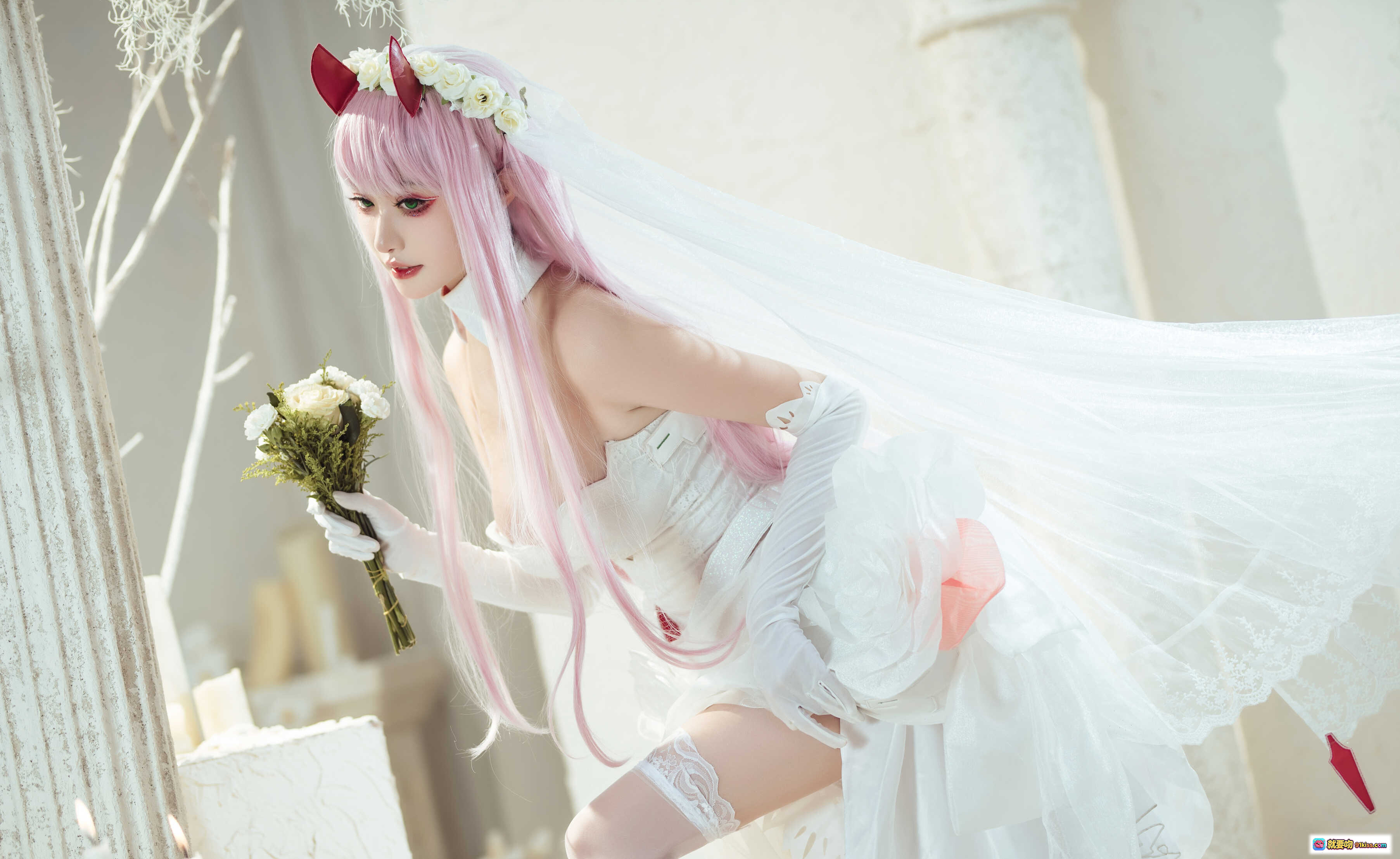 图片[2] - 沧霁桔梗 NO.009 Darling in the Franxx 白色婚纱cosplay 粉发恶魔角 花环装饰 户外草坪写真 精致妆容 长手套蕾丝裙摆 - 就要吻