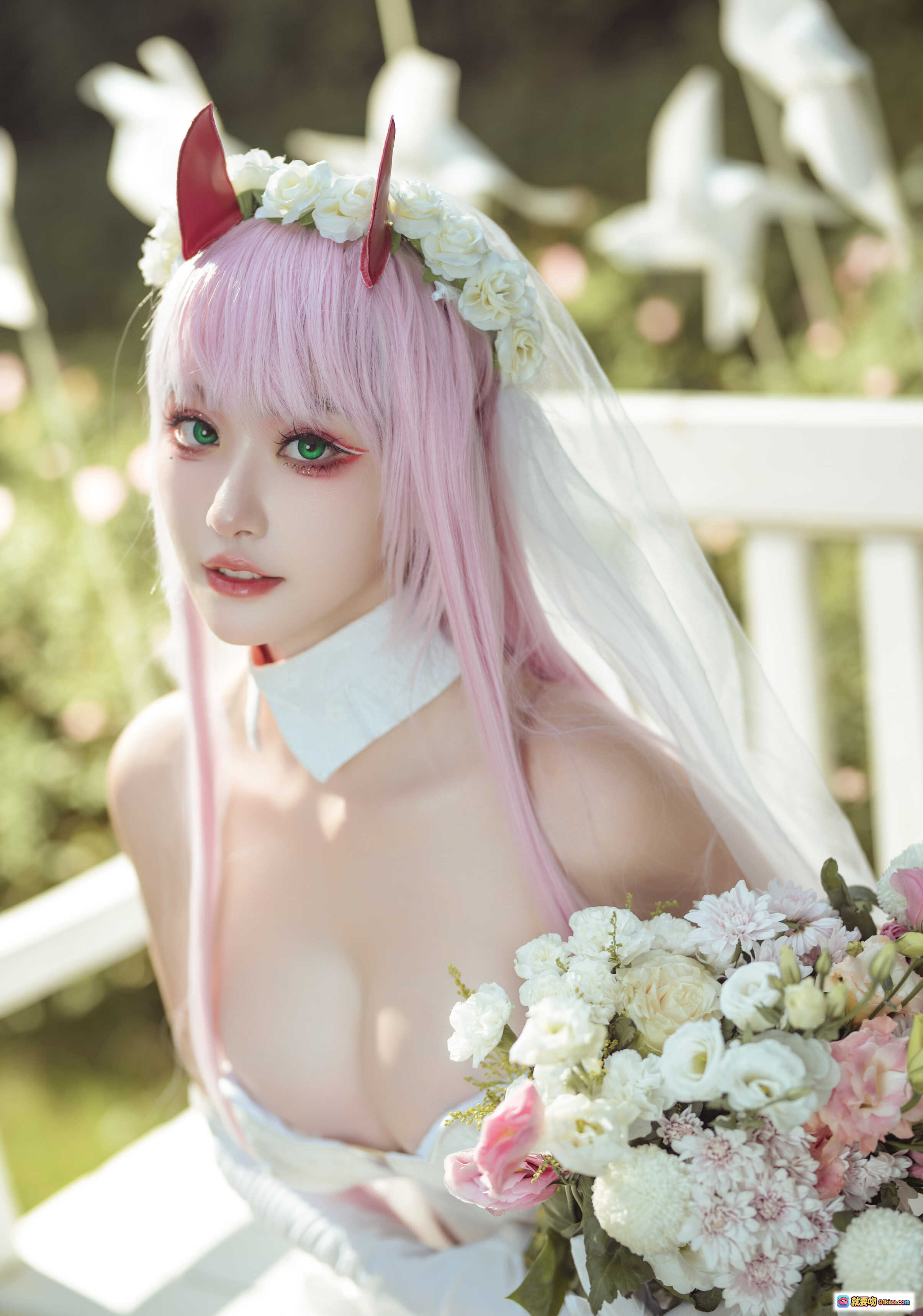 图片[3] - 沧霁桔梗 NO.009 Darling in the Franxx 白色婚纱cosplay 粉发恶魔角 花环装饰 户外草坪写真 精致妆容 长手套蕾丝裙摆 - 就要吻