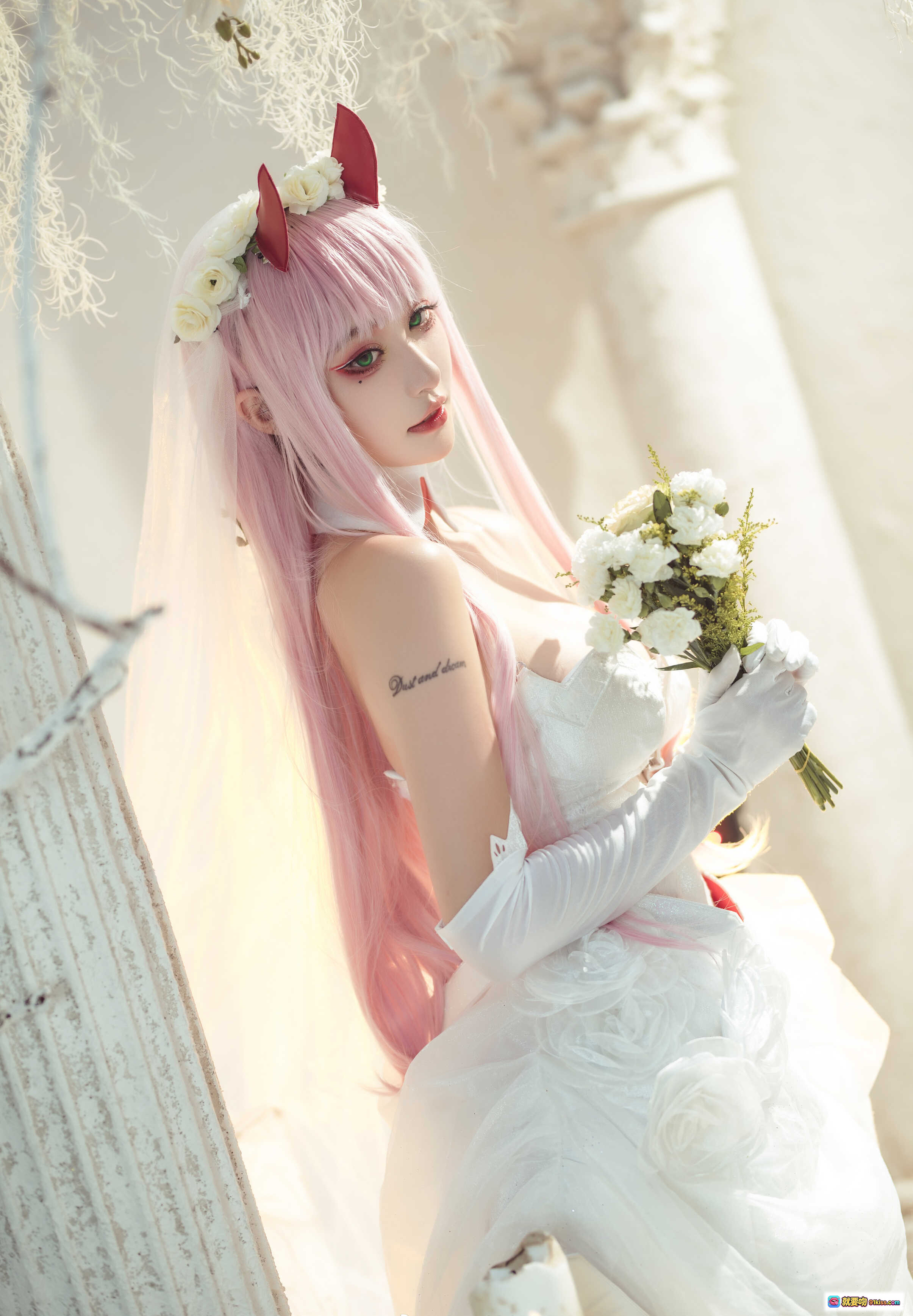 图片[7] - 沧霁桔梗 NO.009 Darling in the Franxx 白色婚纱cosplay 粉发恶魔角 花环装饰 户外草坪写真 精致妆容 长手套蕾丝裙摆 - 就要吻