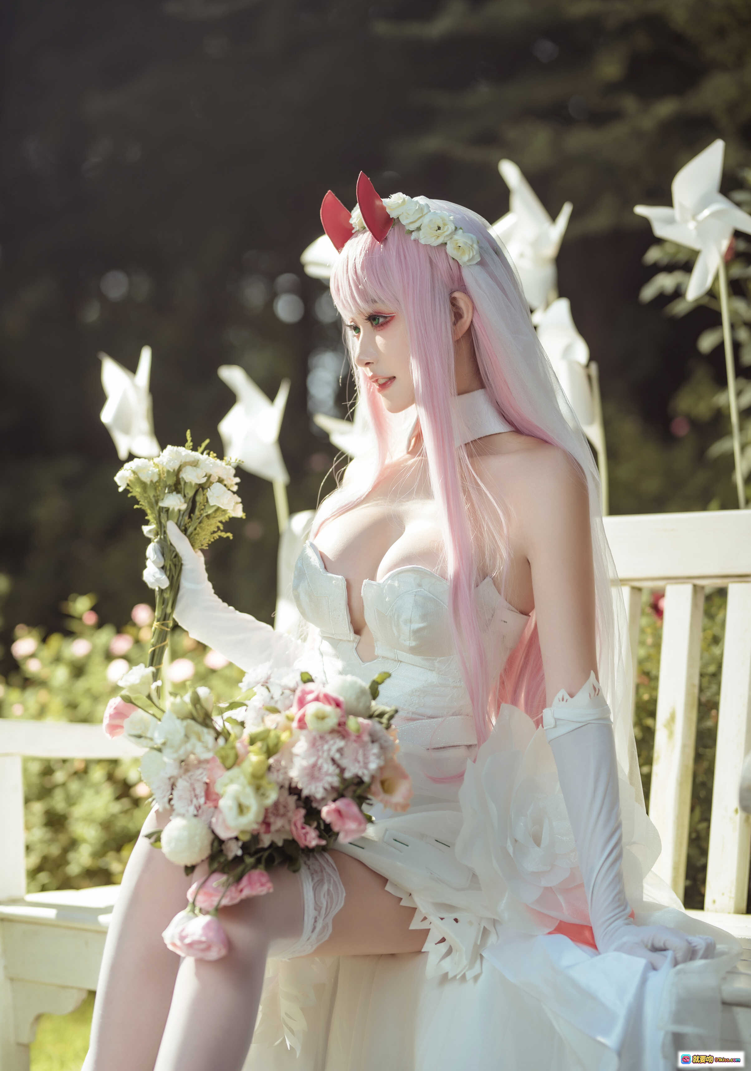图片[10] - 沧霁桔梗 NO.009 Darling in the Franxx 白色婚纱cosplay 粉发恶魔角 花环装饰 户外草坪写真 精致妆容 长手套蕾丝裙摆 - 就要吻