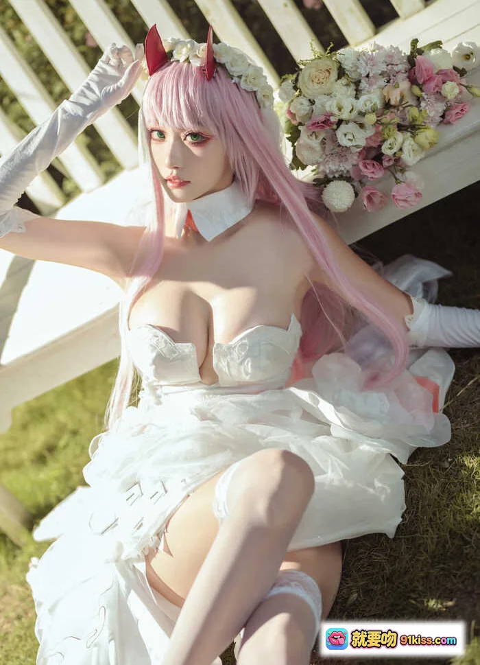 沧霁桔梗 NO.009 Darling in the Franxx 白色婚纱cosplay 粉发恶魔角 花环装饰 户外草坪写真 精致妆容 长手套蕾丝裙摆 - 就要吻