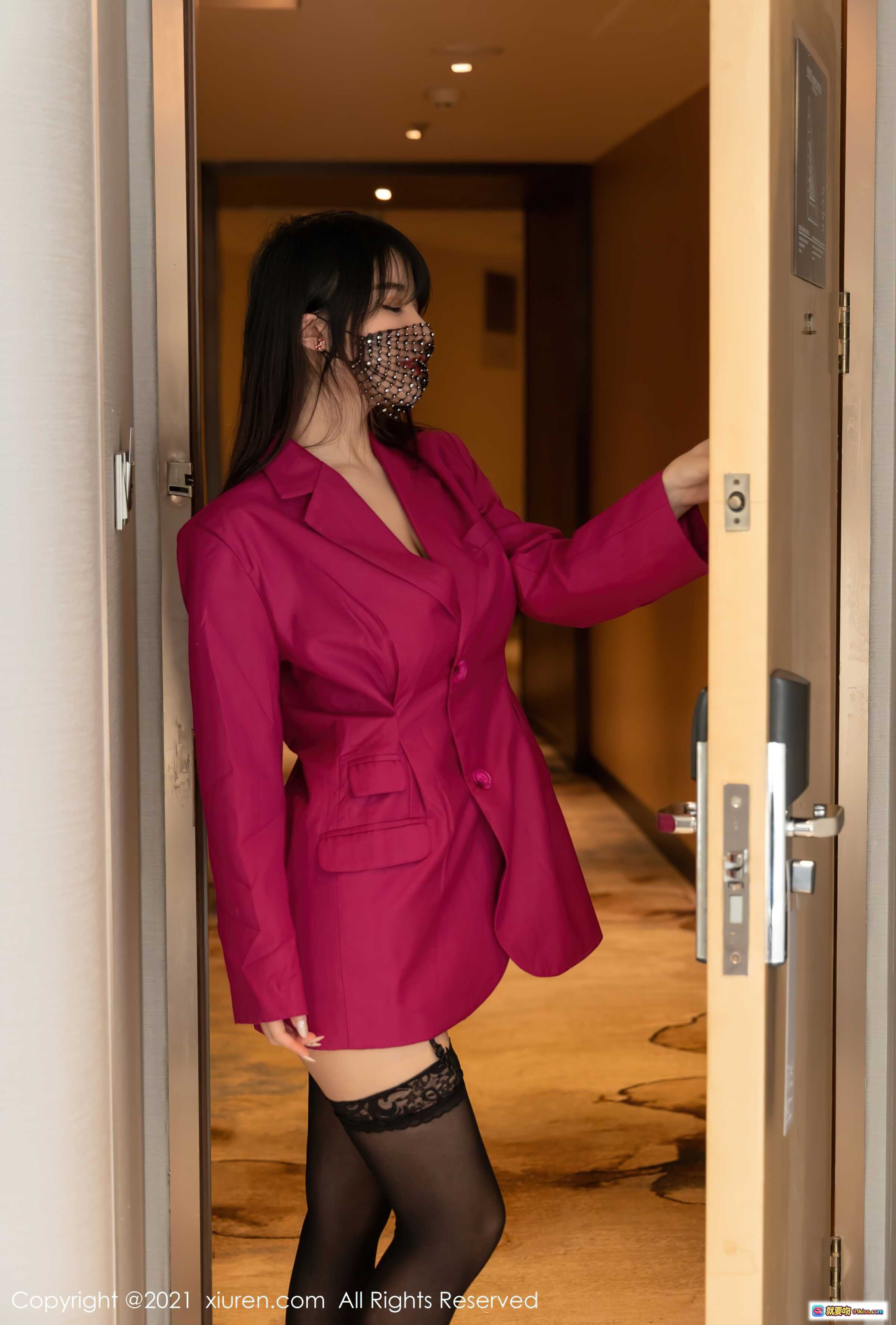图片[1] - 美七身穿玫红西装外套搭配黑色蕾丝袜，佩戴闪亮口罩，优雅倚门而立 — XIUREN秀人网2021.11.29 No.4275 - 就要吻
