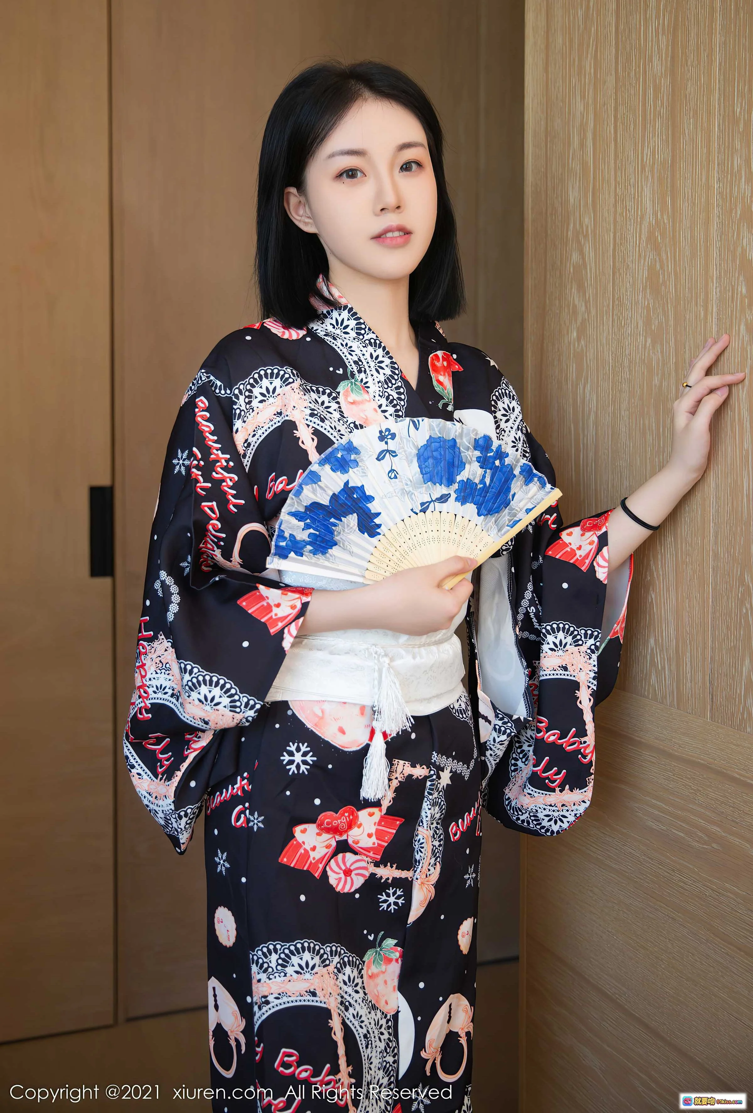 XiuRen秀人网2021.12.08 NO.4313 一颗甜蛋黄a 日式和服写真 性感美腿 持扇优雅 黑底印花浴衣 白腰带点缀 木门背景 清新少女风 - 就要吻