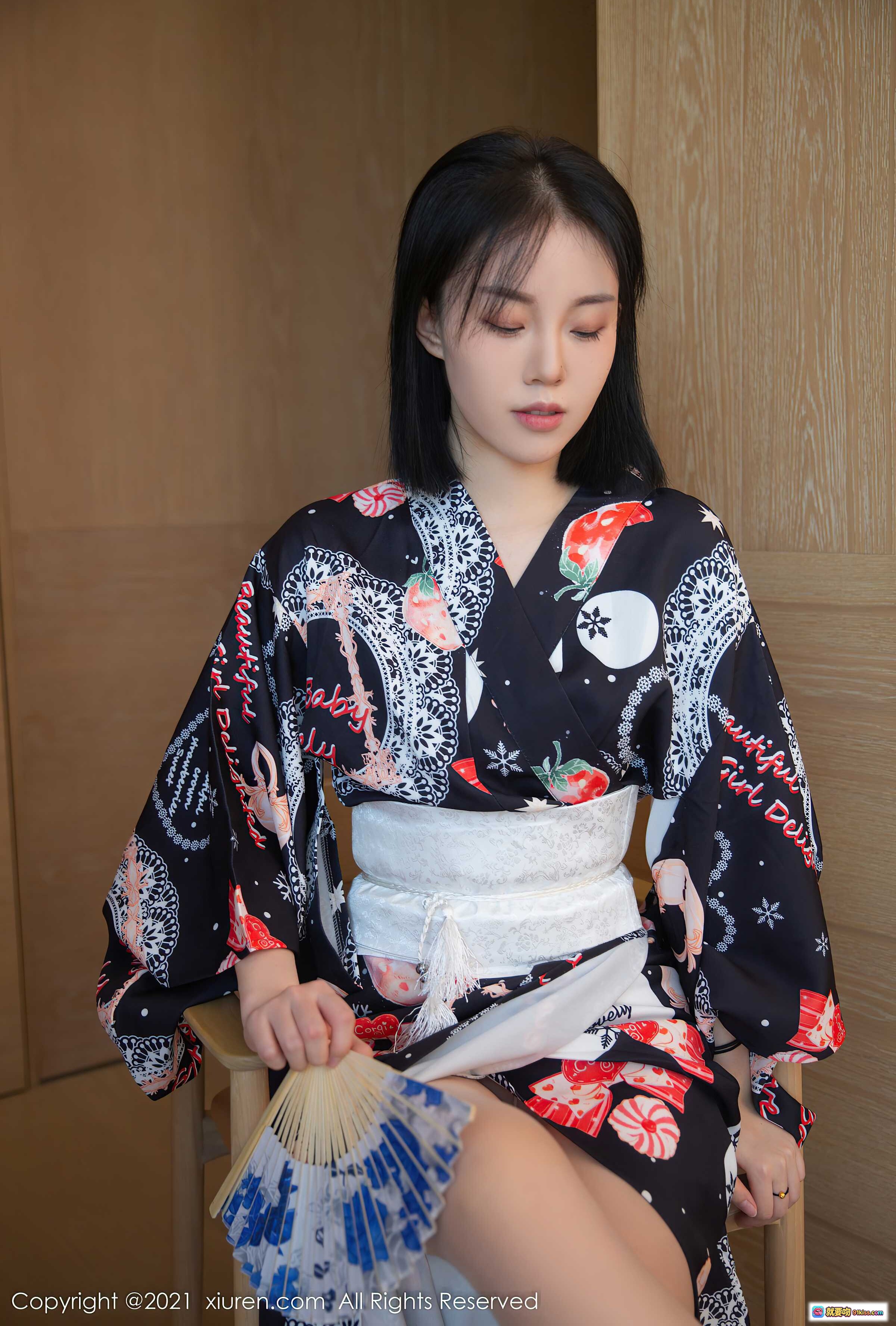 图片[2] - XiuRen秀人网2021.12.08 NO.4313 一颗甜蛋黄a 日式和服写真 性感美腿 持扇优雅 黑底印花浴衣 白腰带点缀 木门背景 清新少女风 - 就要吻