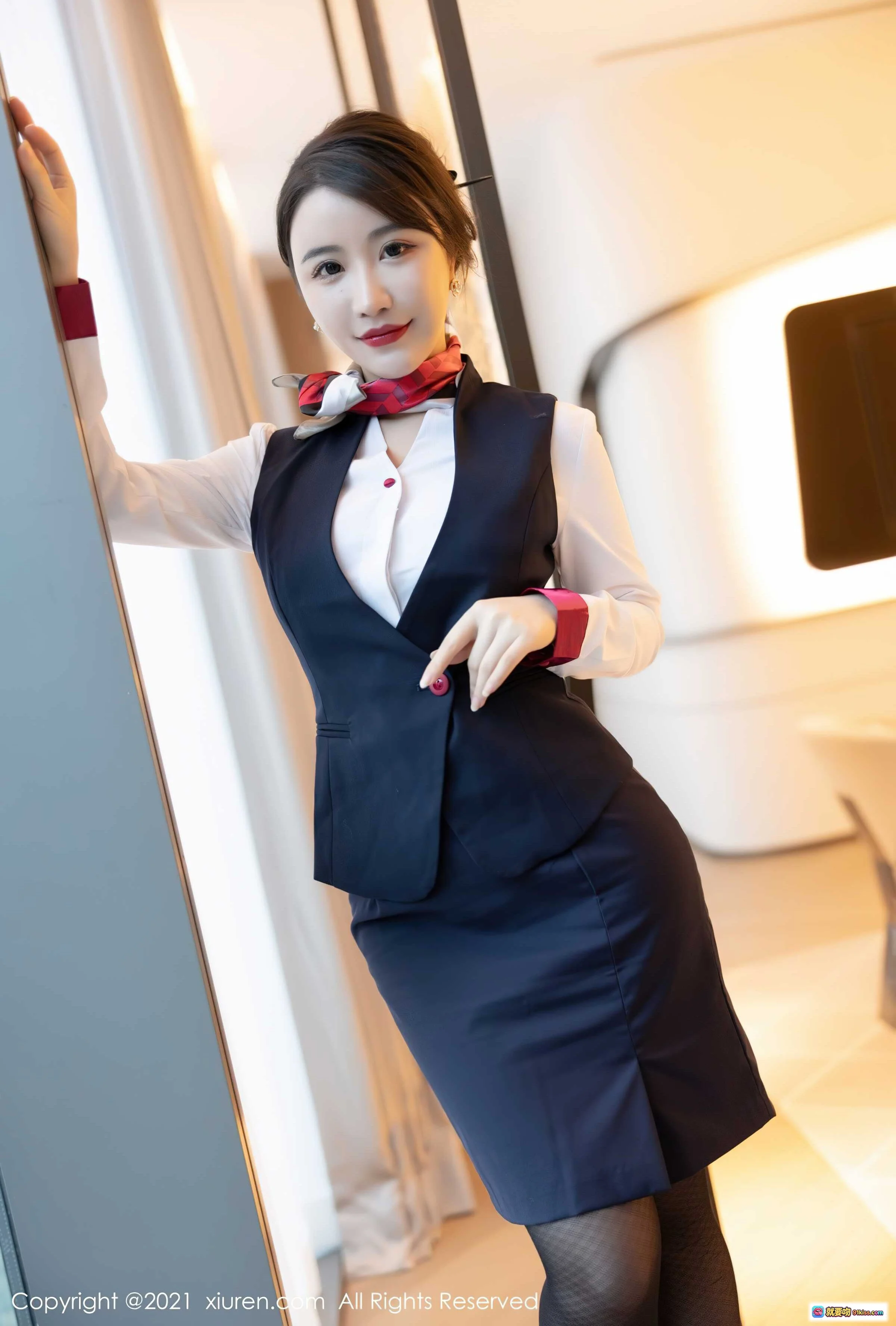 Cherry绯月樱空姐制服写真 | 优雅职业装搭配红领巾 | 黑丝美腿迷人姿态 | XIUREN秀人网2021高清图集 - 就要吻