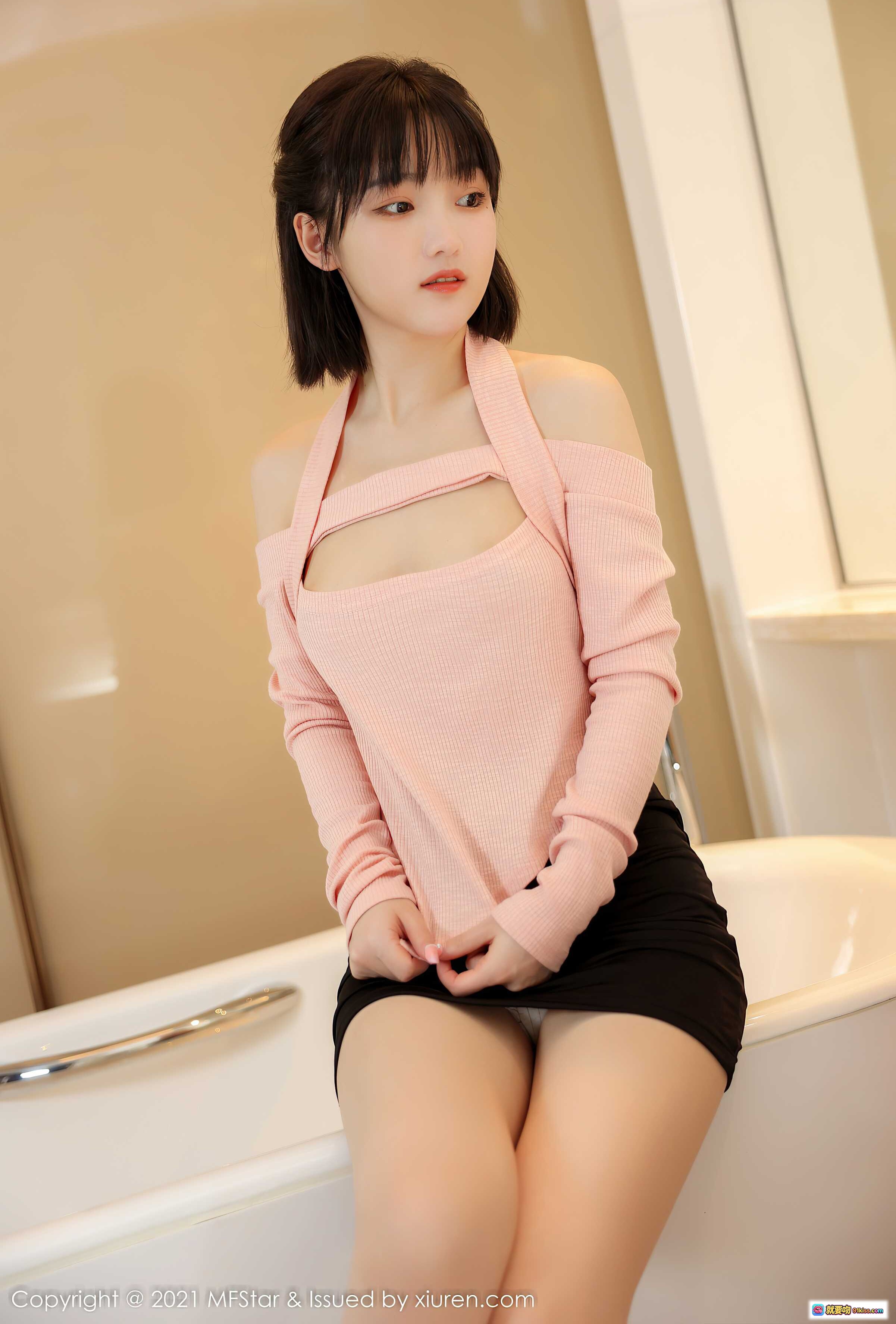 图片[6] - 甜筒晓彤甜美青春写真 | MFStar模范学院VOL.545粉色露肩上衣黑短裙浴室私房照 - 就要吻