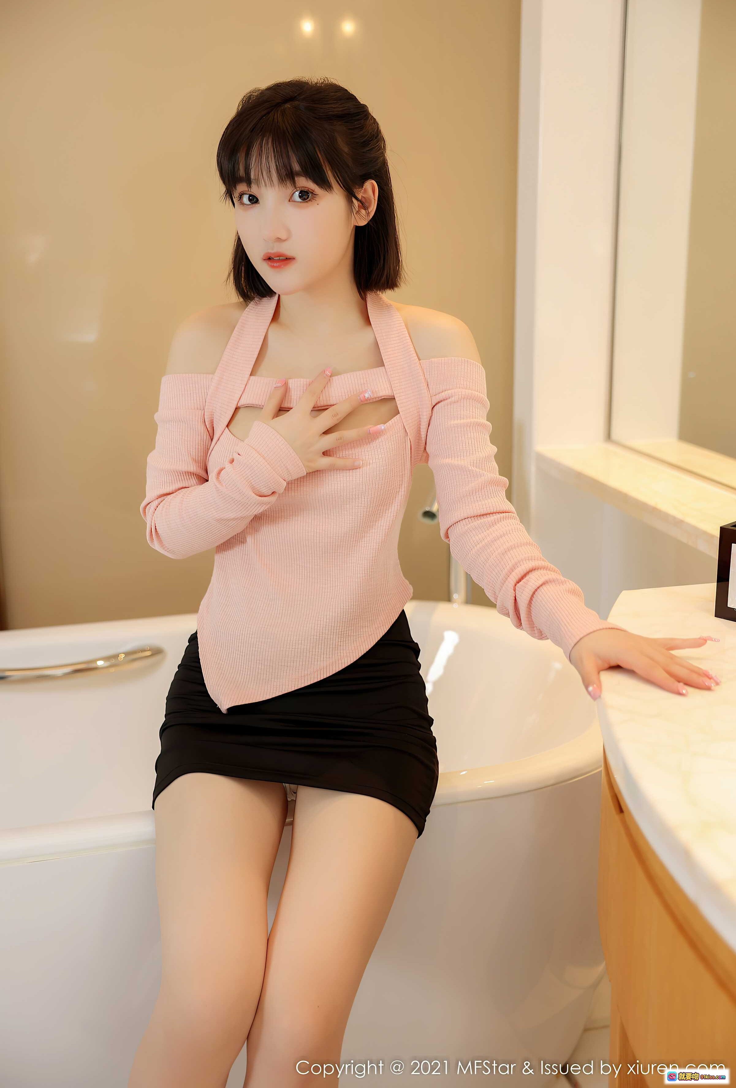 图片[3] - 甜筒晓彤甜美青春写真 | MFStar模范学院VOL.545粉色露肩上衣黑短裙浴室私房照 - 就要吻