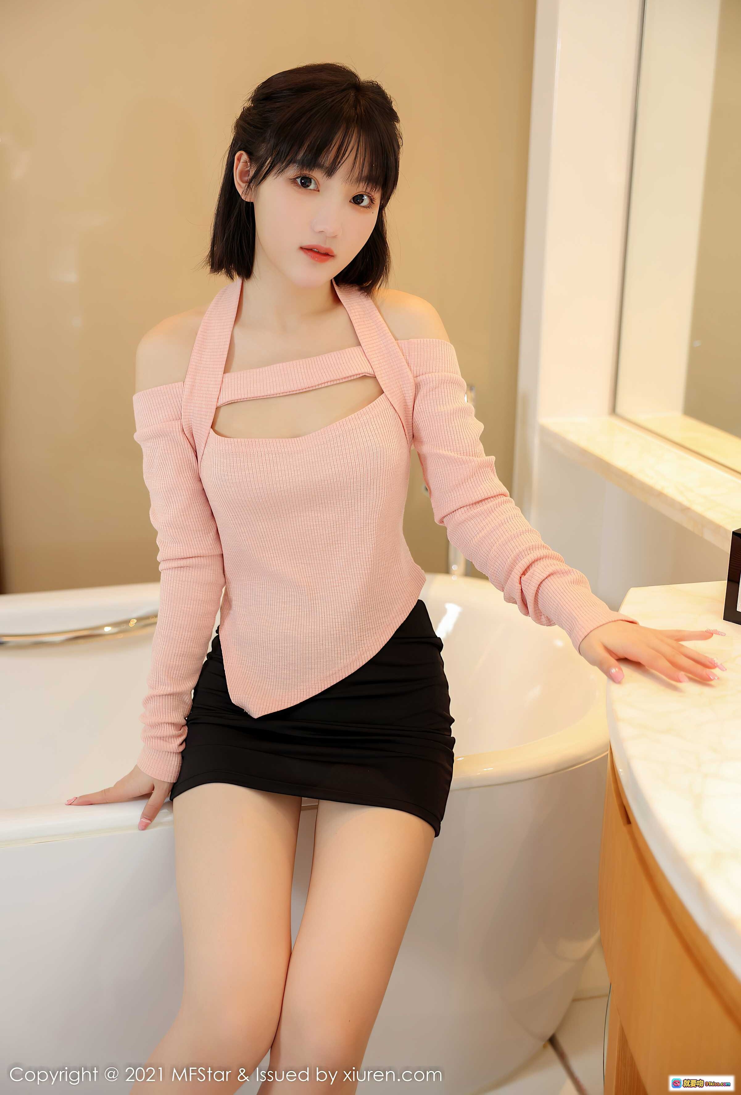 图片[2] - 甜筒晓彤甜美青春写真 | MFStar模范学院VOL.545粉色露肩上衣黑短裙浴室私房照 - 就要吻