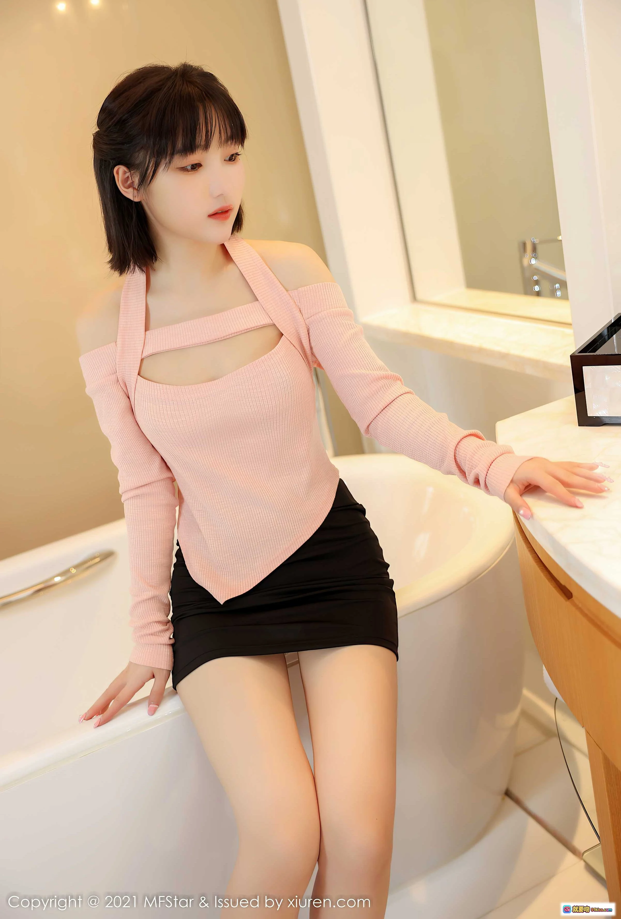 甜筒晓彤甜美青春写真 | MFStar模范学院VOL.545粉色露肩上衣黑短裙浴室私房照 - 就要吻
