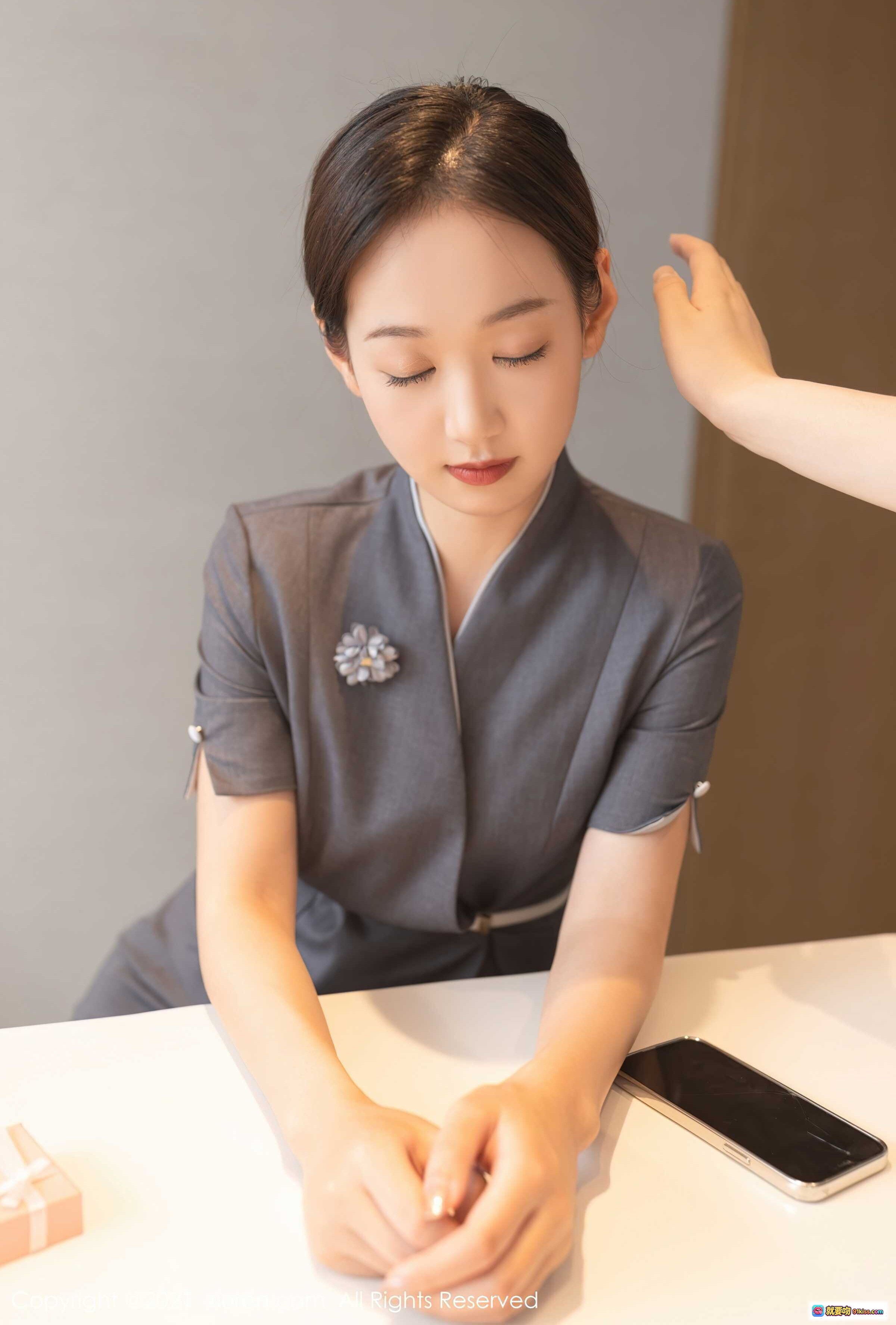 图片[4] - 唐安琪优雅写真 | 灰色制服少女 | 温柔凝视 | 桌上威士忌酒瓶 | 精致配饰 | XiuRen秀人网2021.09.14 No.3943 - 就要吻