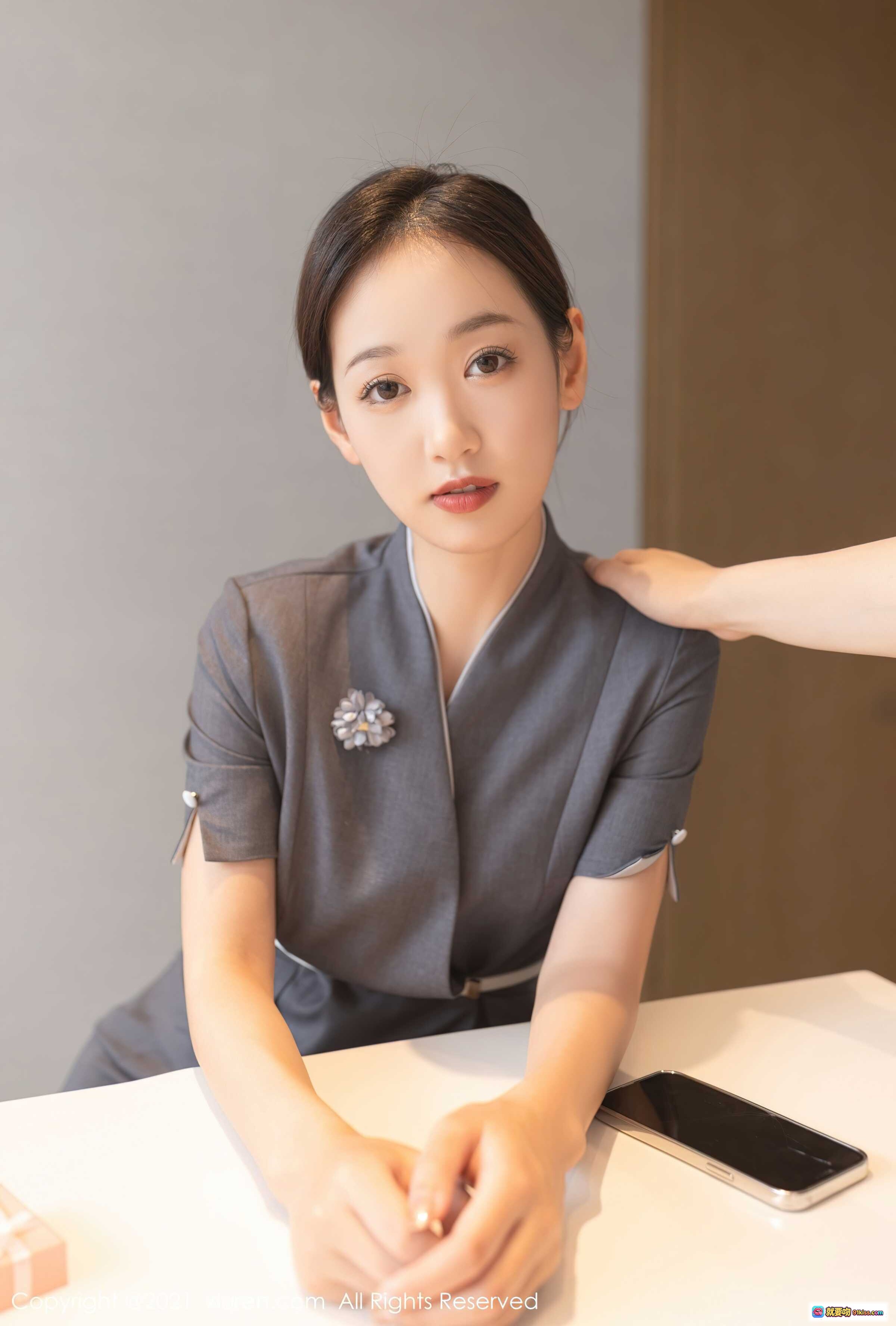 图片[5] - 唐安琪优雅写真 | 灰色制服少女 | 温柔凝视 | 桌上威士忌酒瓶 | 精致配饰 | XiuRen秀人网2021.09.14 No.3943 - 就要吻