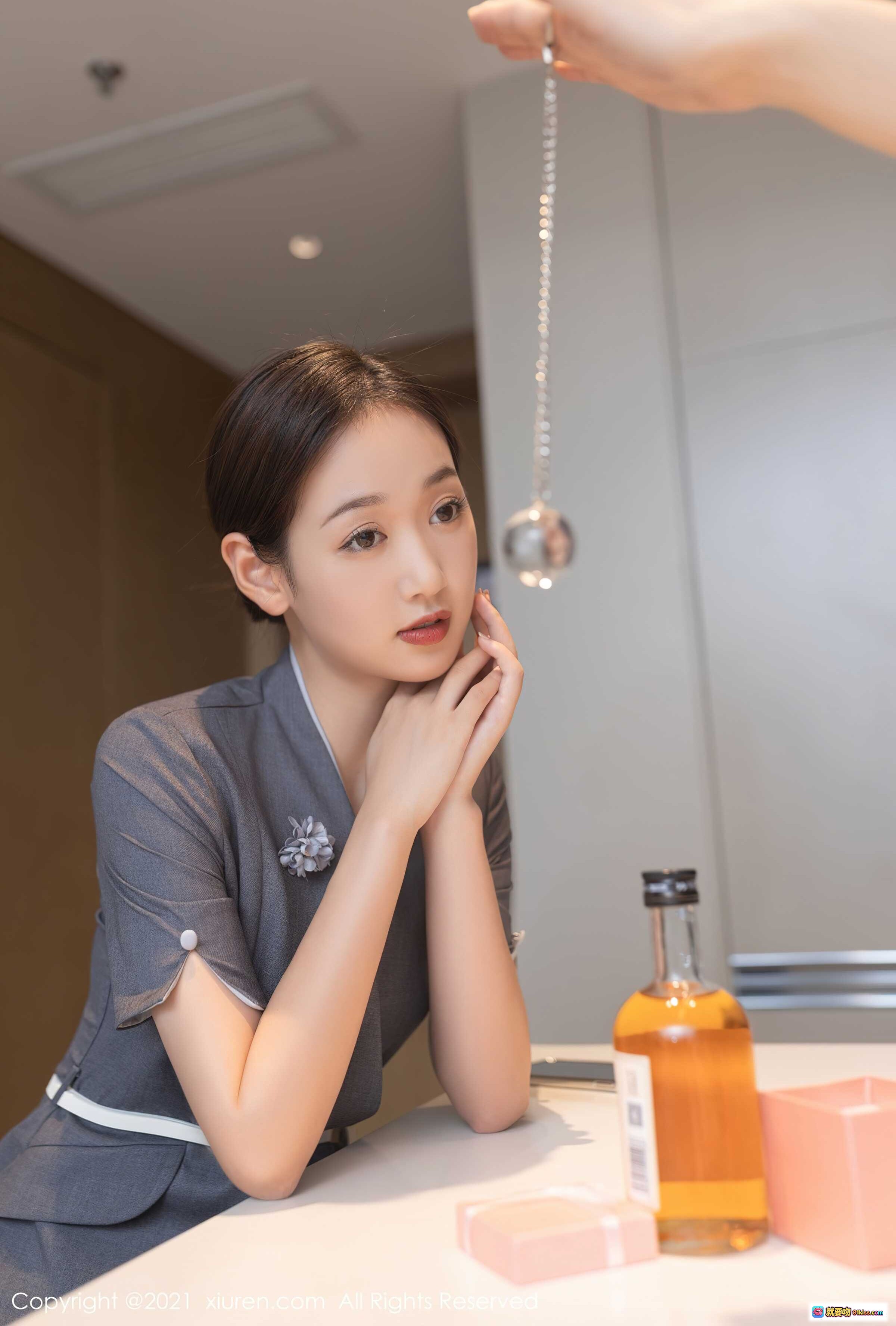 图片[1] - 唐安琪优雅写真 | 灰色制服少女 | 温柔凝视 | 桌上威士忌酒瓶 | 精致配饰 | XiuRen秀人网2021.09.14 No.3943 - 就要吻