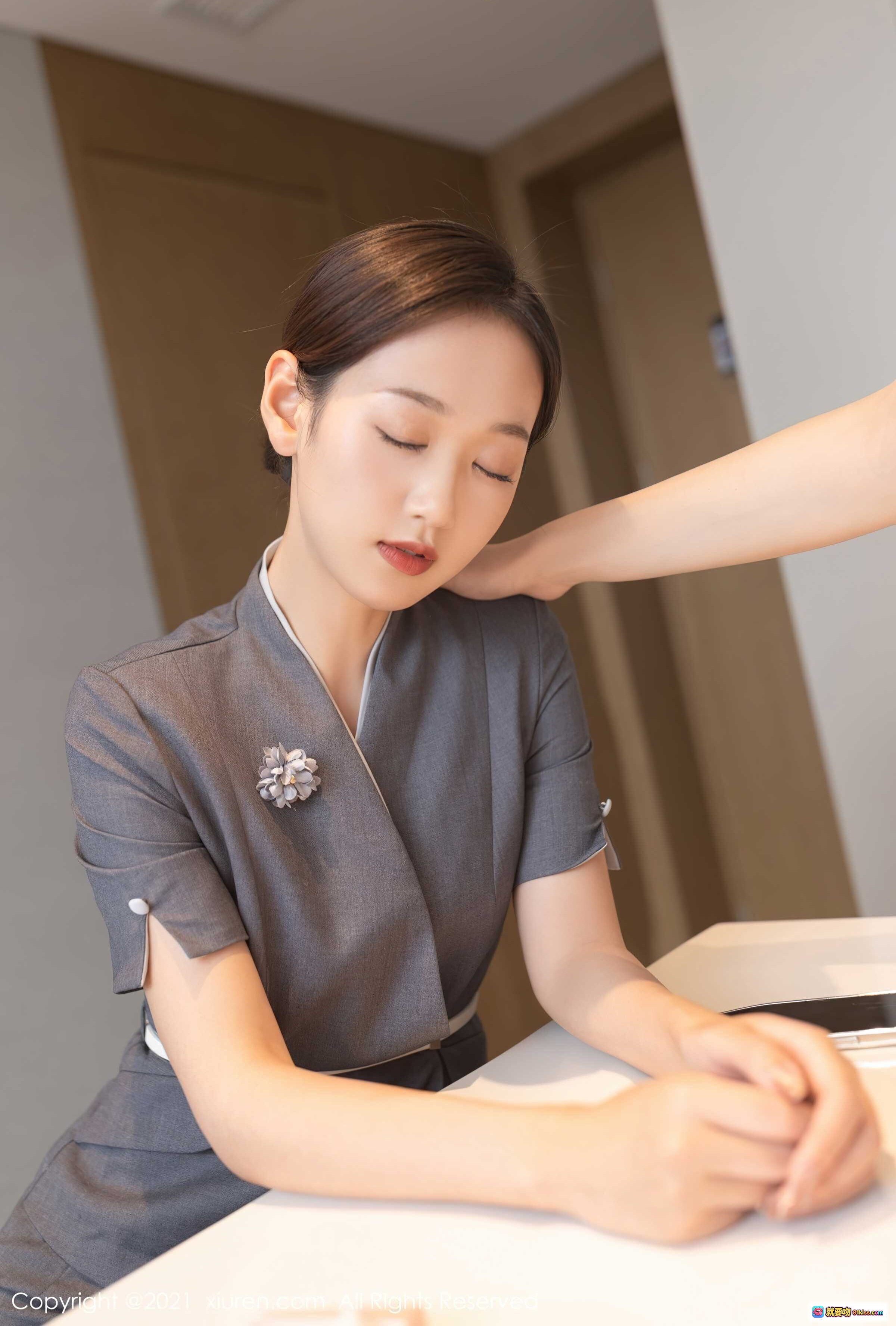 图片[3] - 唐安琪优雅写真 | 灰色制服少女 | 温柔凝视 | 桌上威士忌酒瓶 | 精致配饰 | XiuRen秀人网2021.09.14 No.3943 - 就要吻