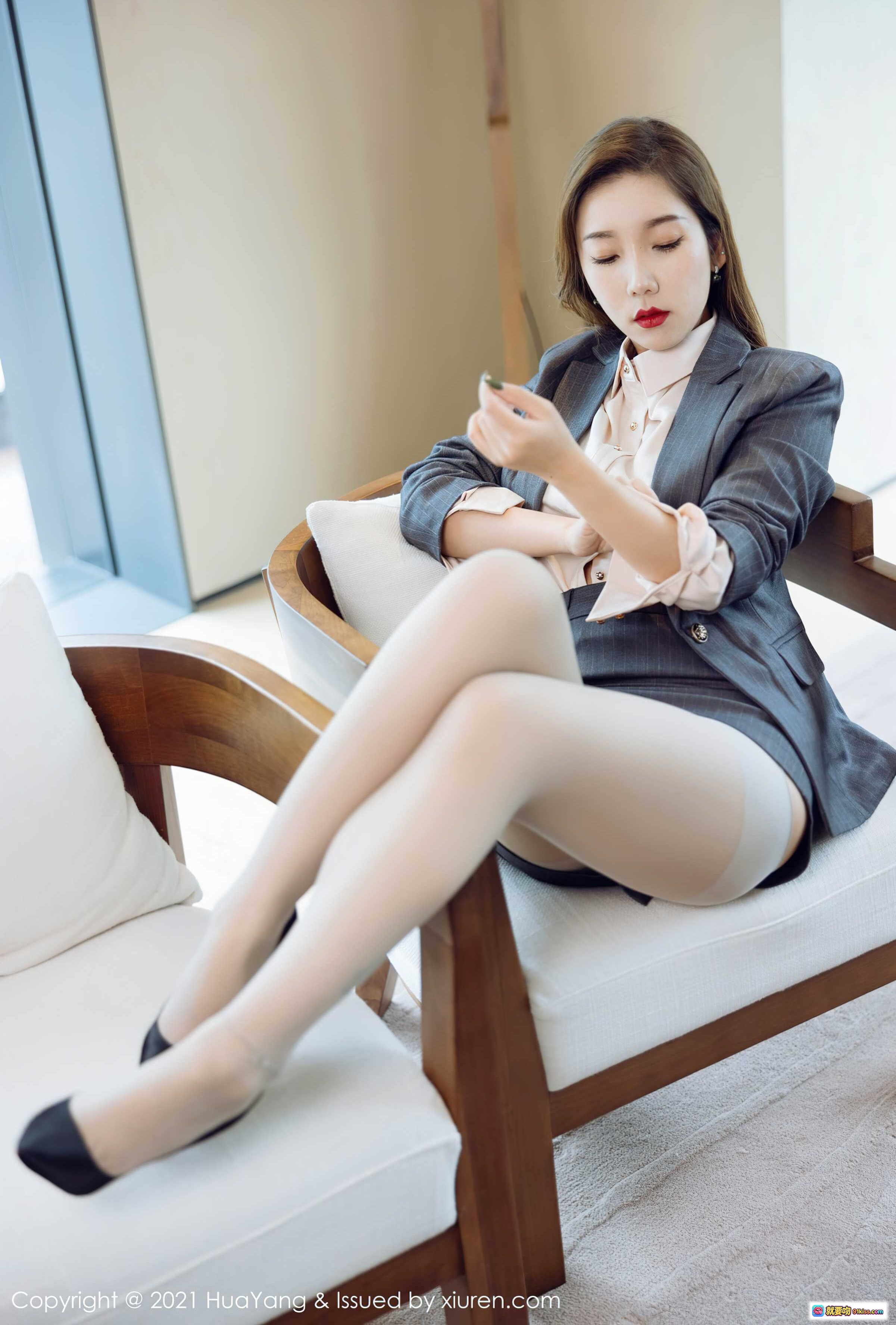 图片[10] - 艾静香灰色西装套装搭配肉色丝袜写真 | HuaYang 2021.11.29 Vol.470 高清美腿职场风摄影 - 就要吻