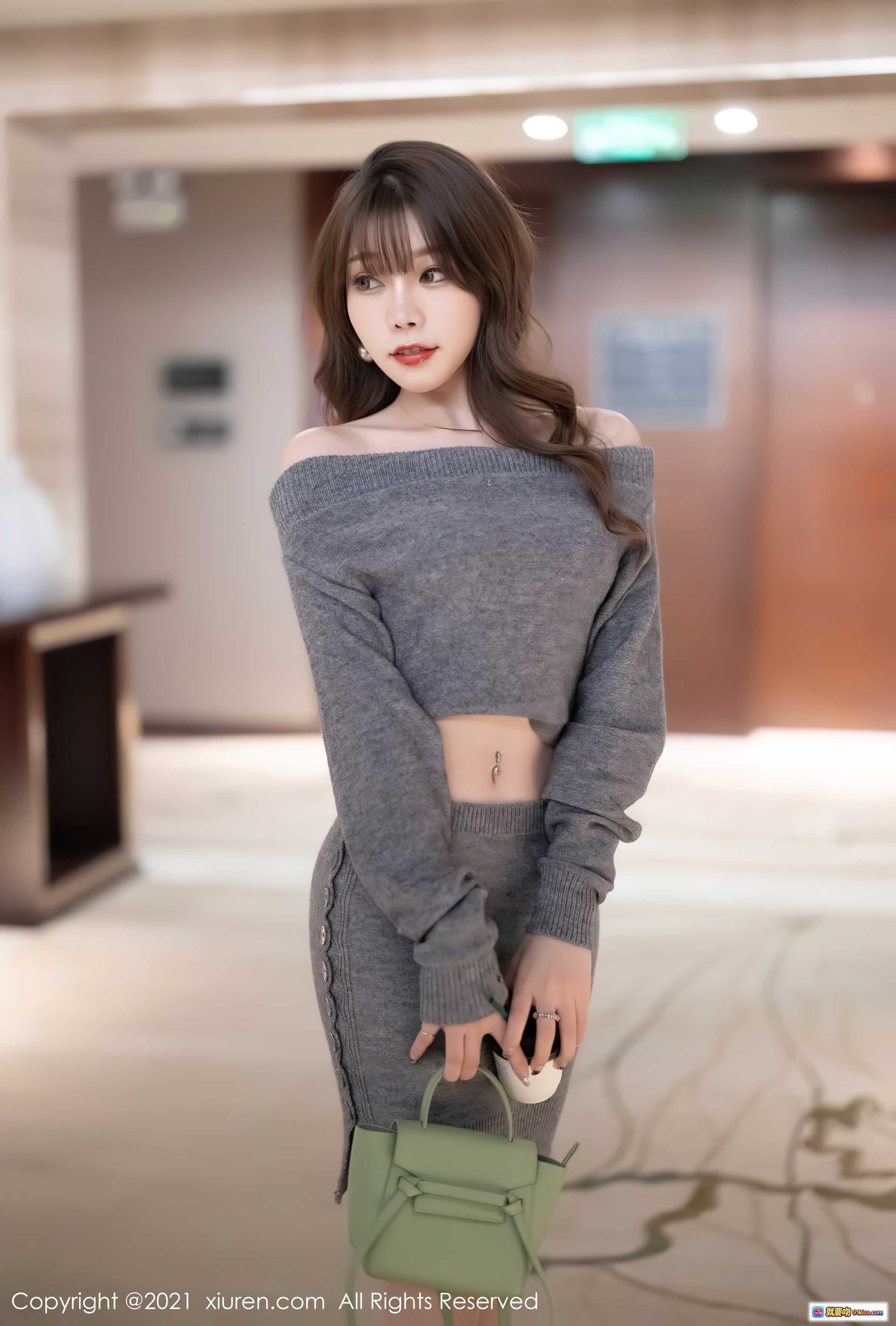 图片[4] - 芝芝灰色露肩针织套装搭配高跟鞋 绿色小包时尚街拍写真 XIUREN秀人网2021.11.18 No.4239 - 就要吻