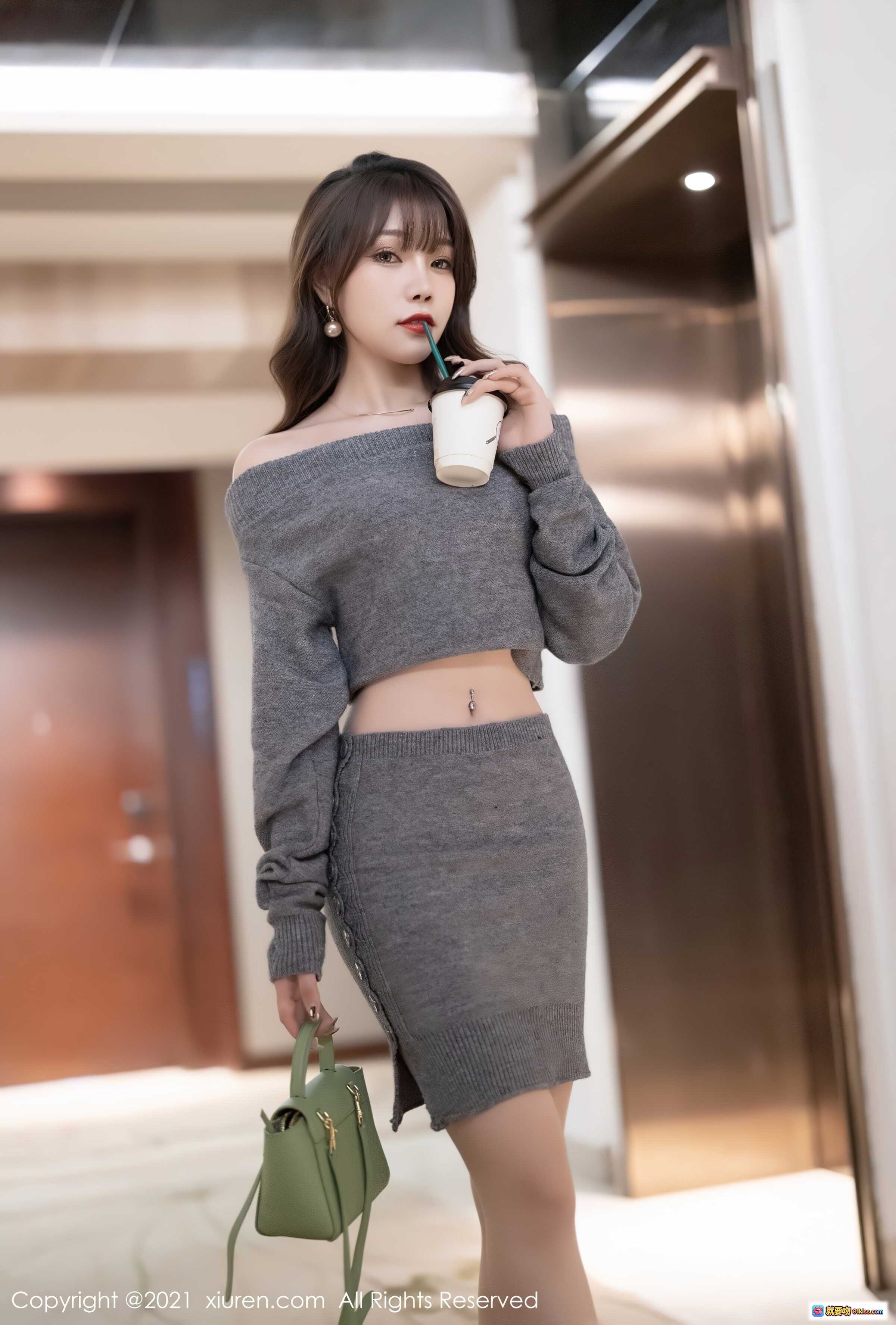 图片[2] - 芝芝灰色露肩针织套装搭配高跟鞋 绿色小包时尚街拍写真 XIUREN秀人网2021.11.18 No.4239 - 就要吻
