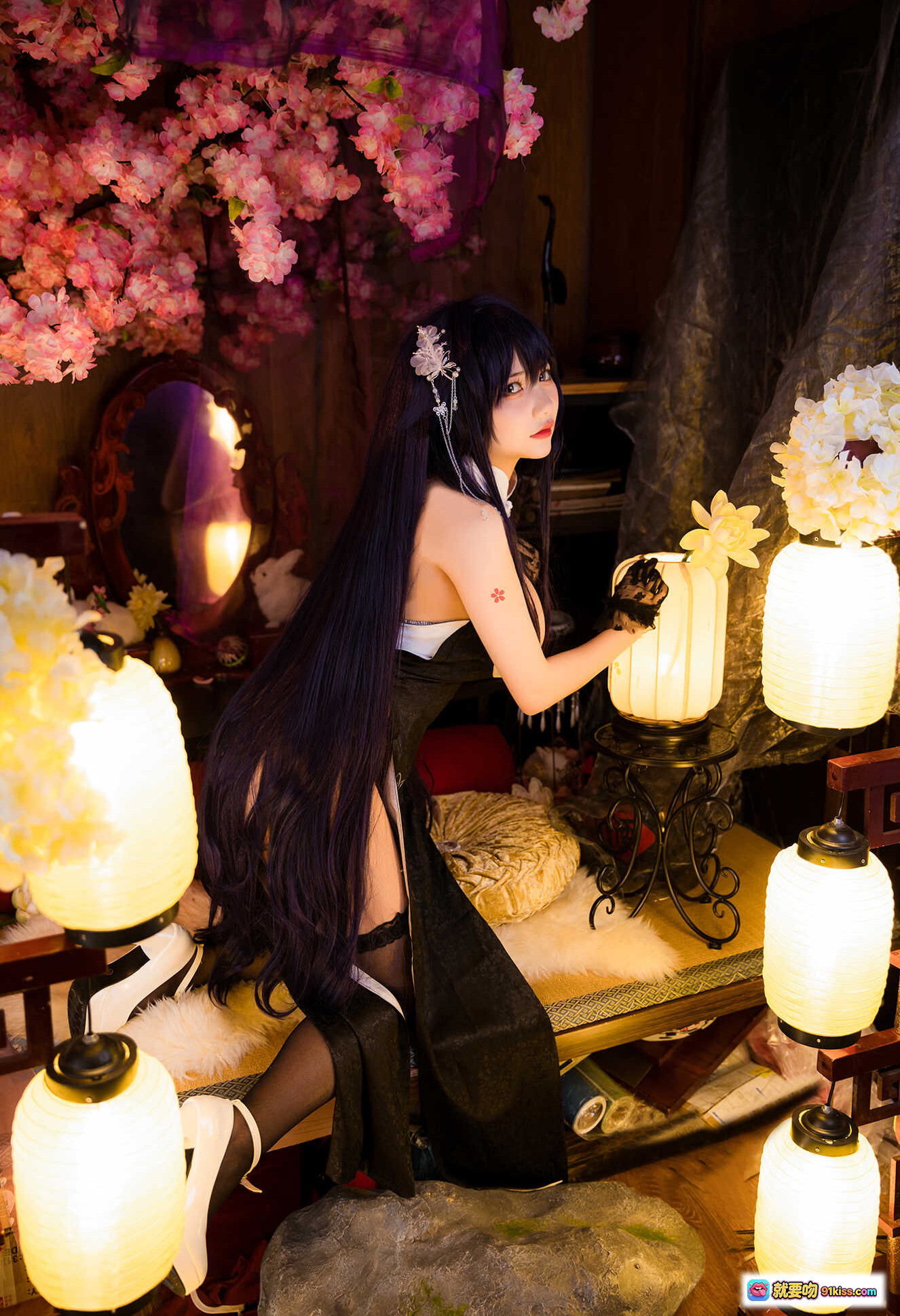 图片[8] - 吾妻COS写真 | 黑白旗袍少女 | 樱花灯笼古风场景 | 丝袜高跟美腿 | 优雅坐姿摄影集 - 就要吻