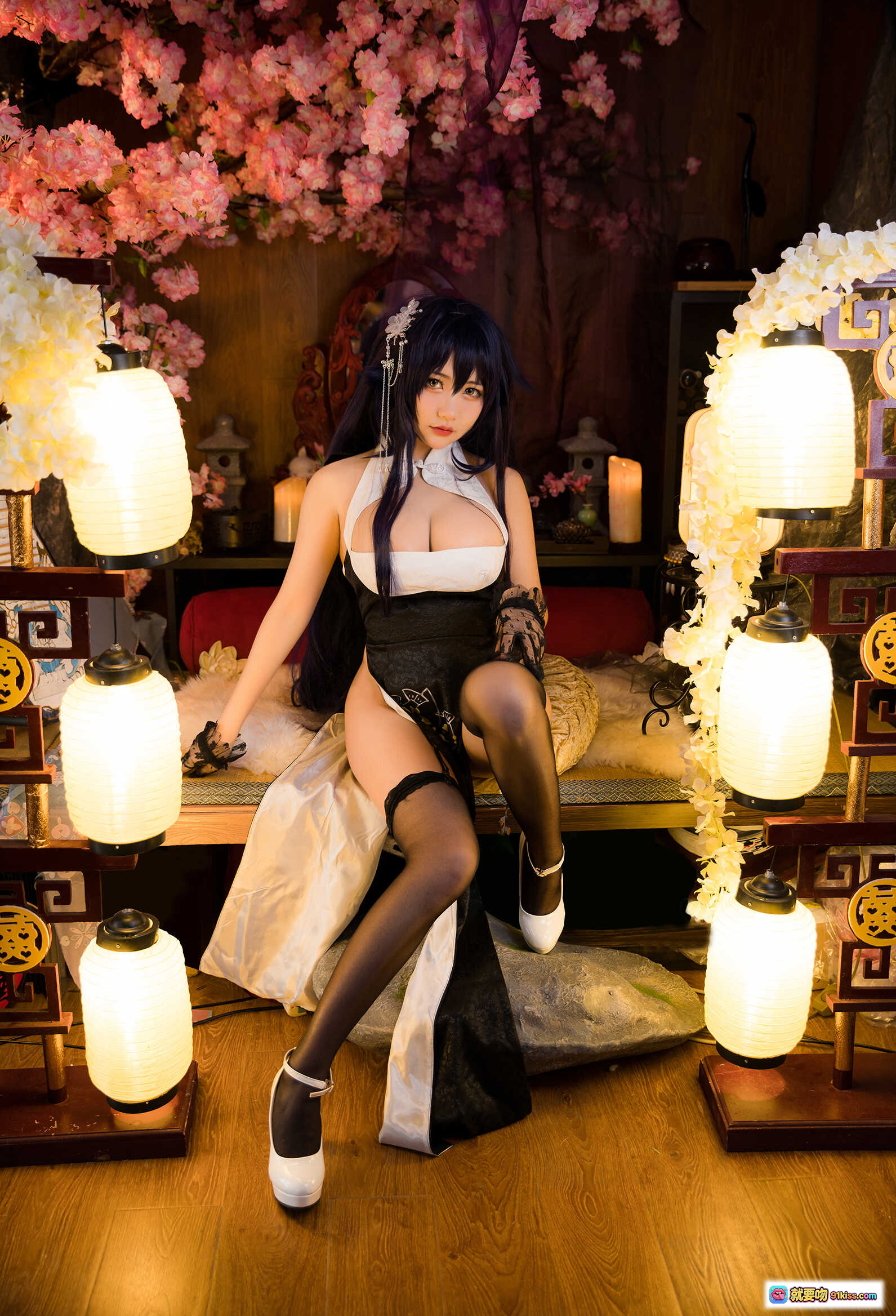 图片[1] - 吾妻COS写真 | 黑白旗袍少女 | 樱花灯笼古风场景 | 丝袜高跟美腿 | 优雅坐姿摄影集 - 就要吻