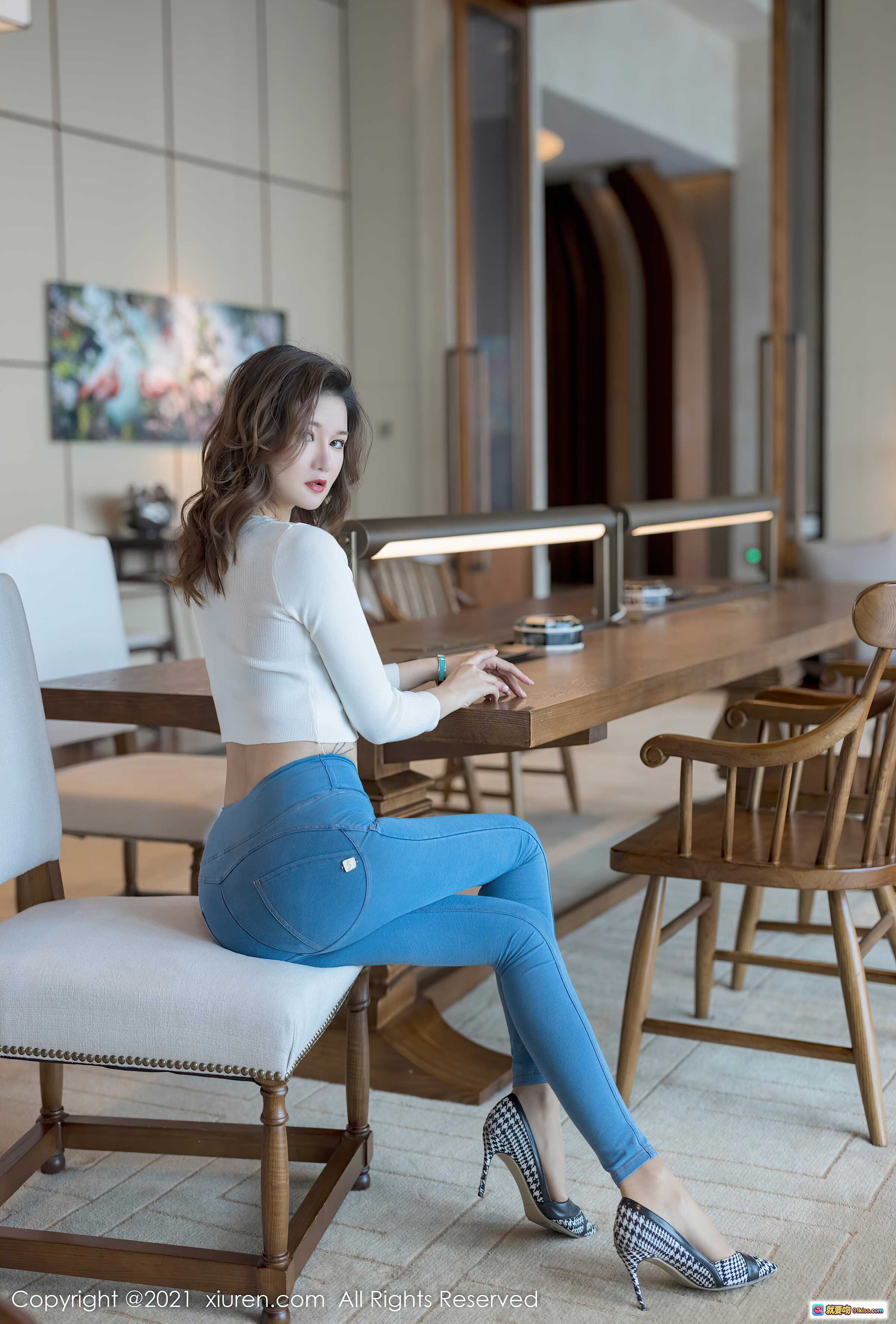 图片[2] - 文芮jeninfer性感美腿写真 | 白色短款上衣+蓝色紧身牛仔裤 | 室内优雅姿态 | XiuRen秀人网2021.12.09 NO.4318 - 就要吻